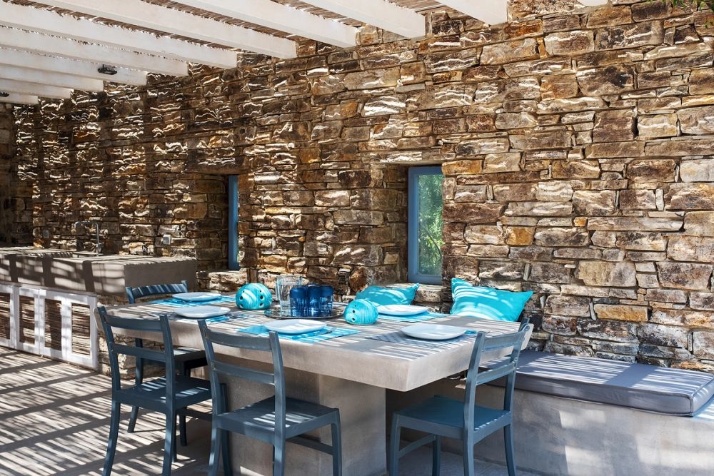 OUTDOOR DINING AREA 