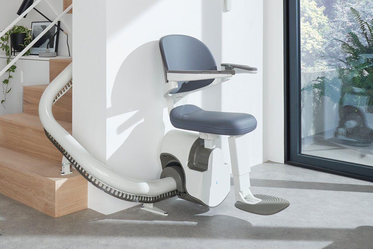Traplift Flow X voor trappen met bocht