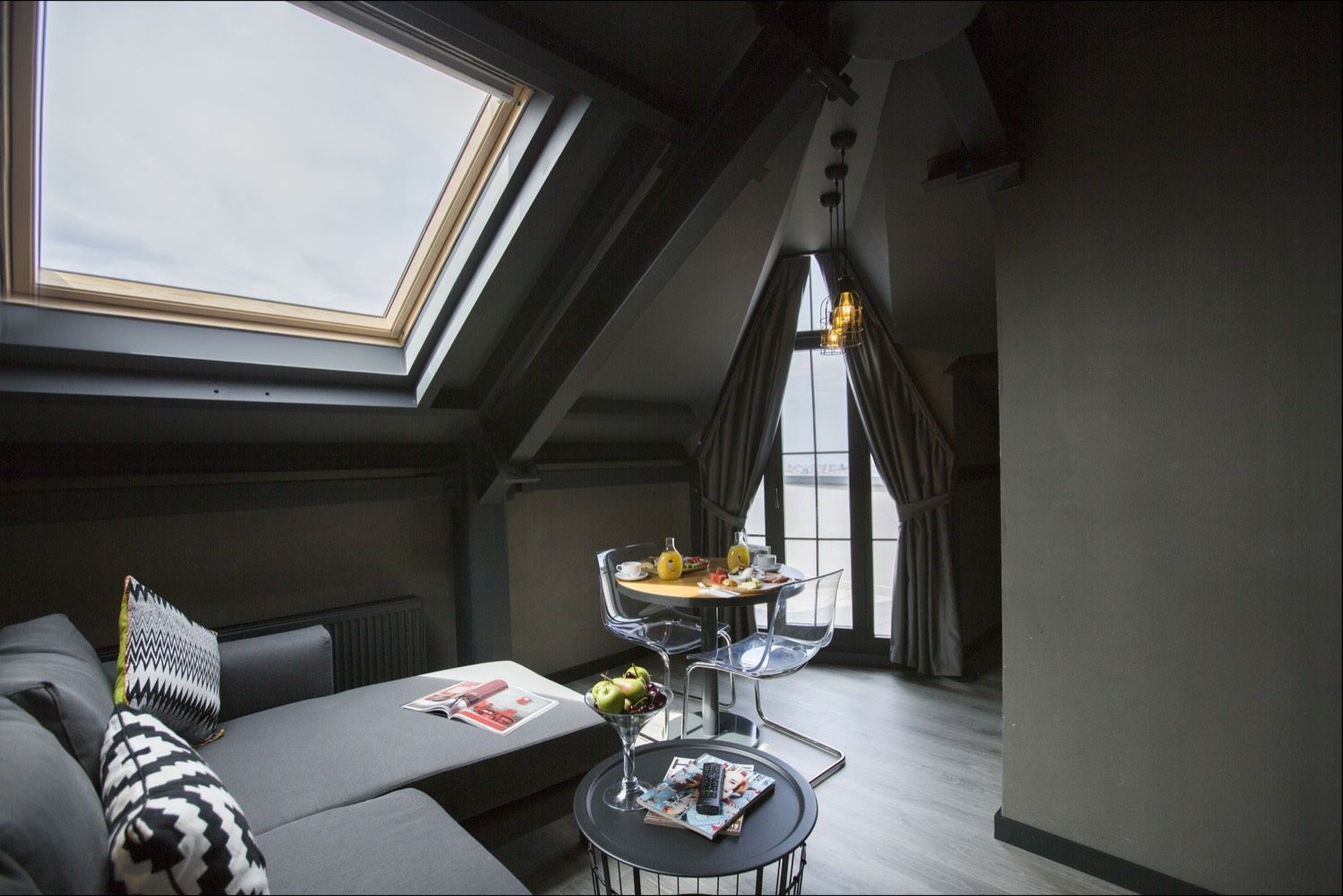 CITYLOFT 161 Corner Suite with Terrace: Çatı pencereli salon, köşe kanepe ve kahvaltı masası