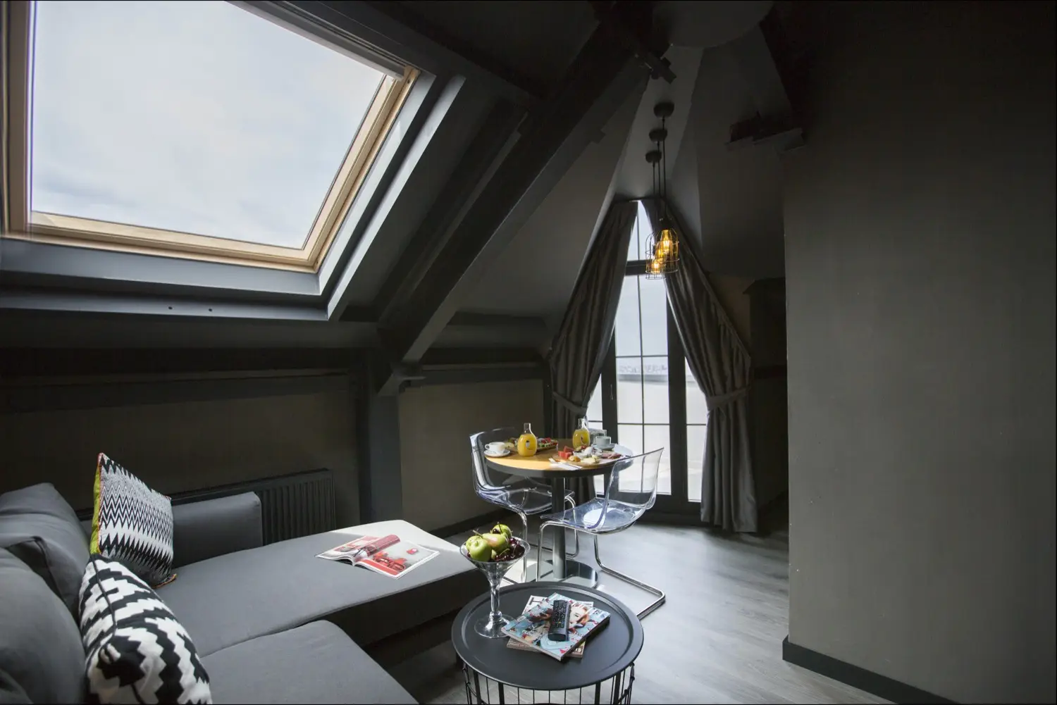 CITYLOFT 161 Corner Suite with Terrace: Çatı pencereli salon, köşe kanepe ve kahvaltı masası
