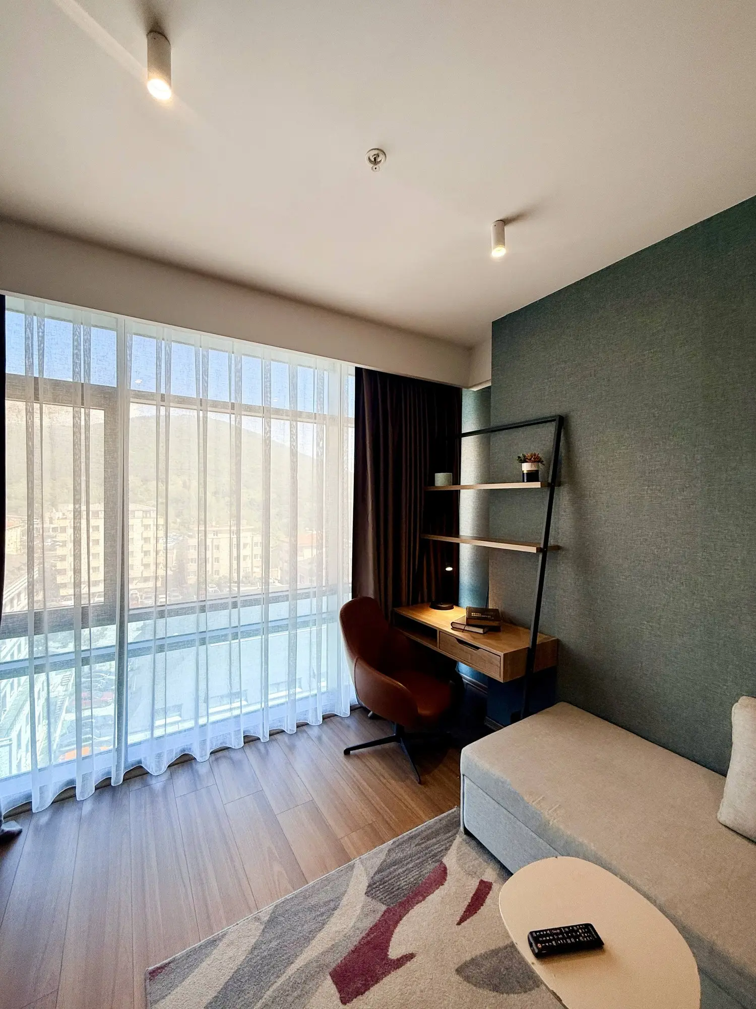 CITYLOFT 175 Deluxe Suite: Boydan pencere, kanepe ve çalışma köşesi