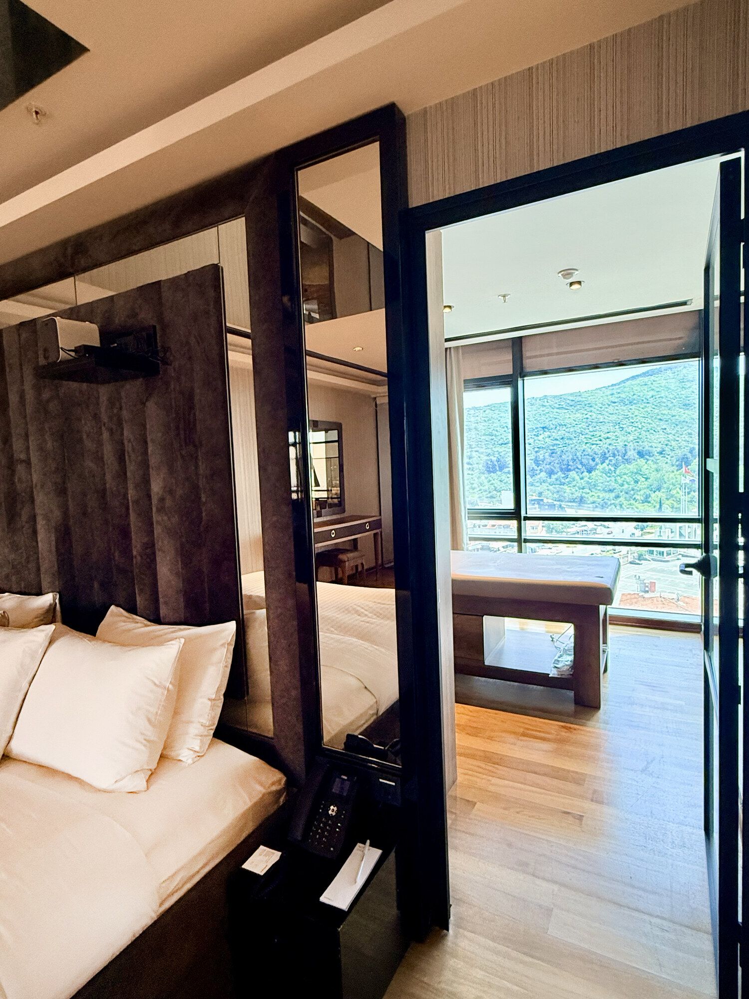 CITYLOFT 175 Presidential Suite: Yatak odası, giyinme alanı ve manzaralı pencere