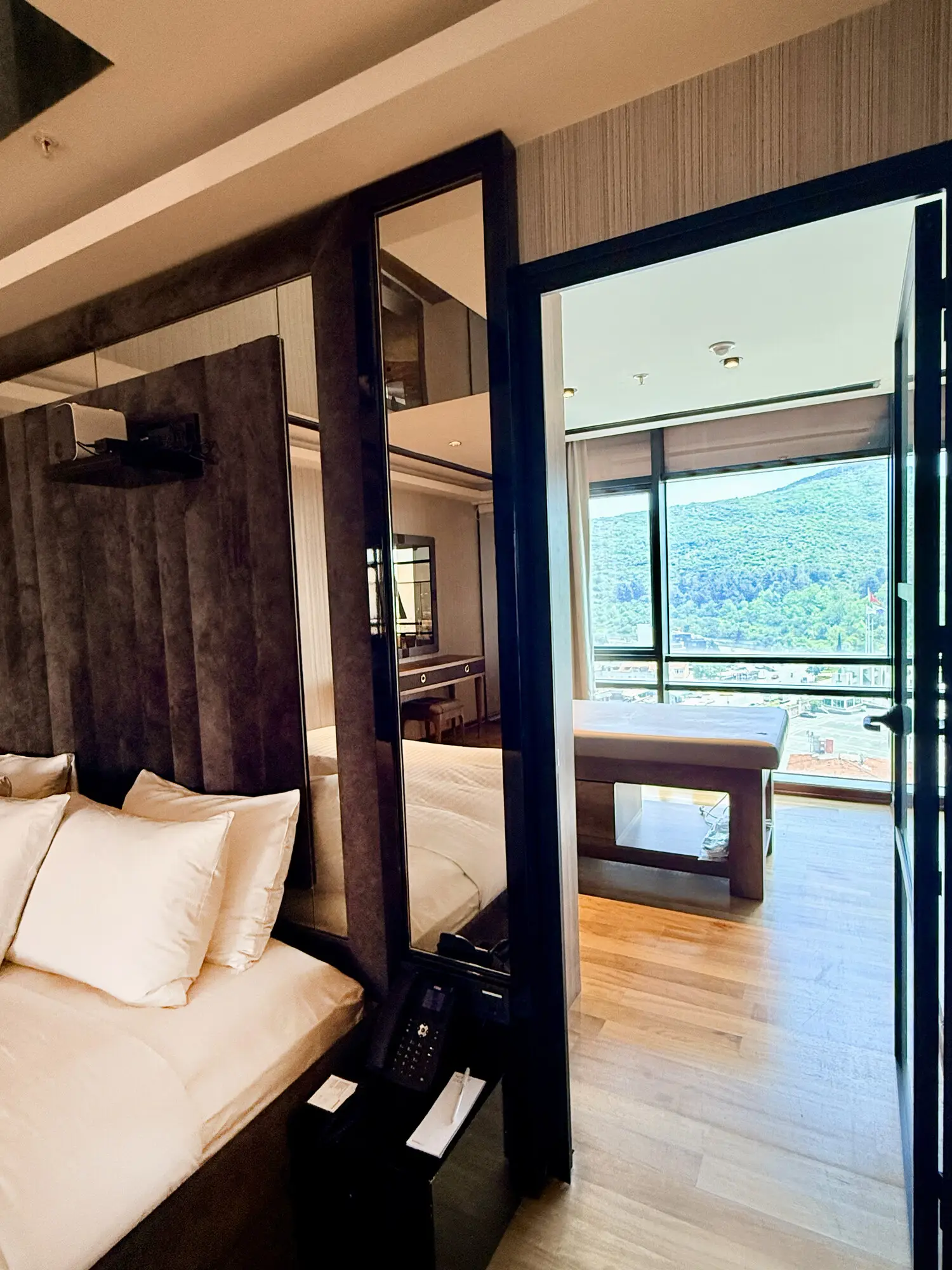 CITYLOFT 175 Presidential Suite: Yatak odası, giyinme alanı ve manzaralı pencere