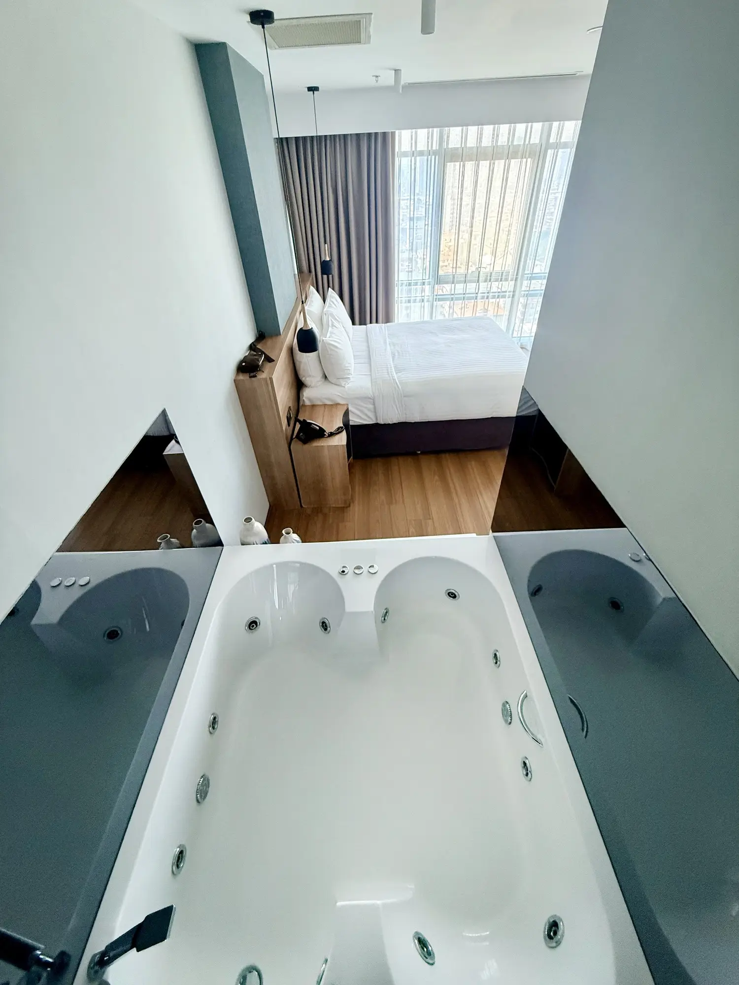 CITYLOFT 175 Jacuzzi Suite: Jakuzi ve arka planda yatak odası