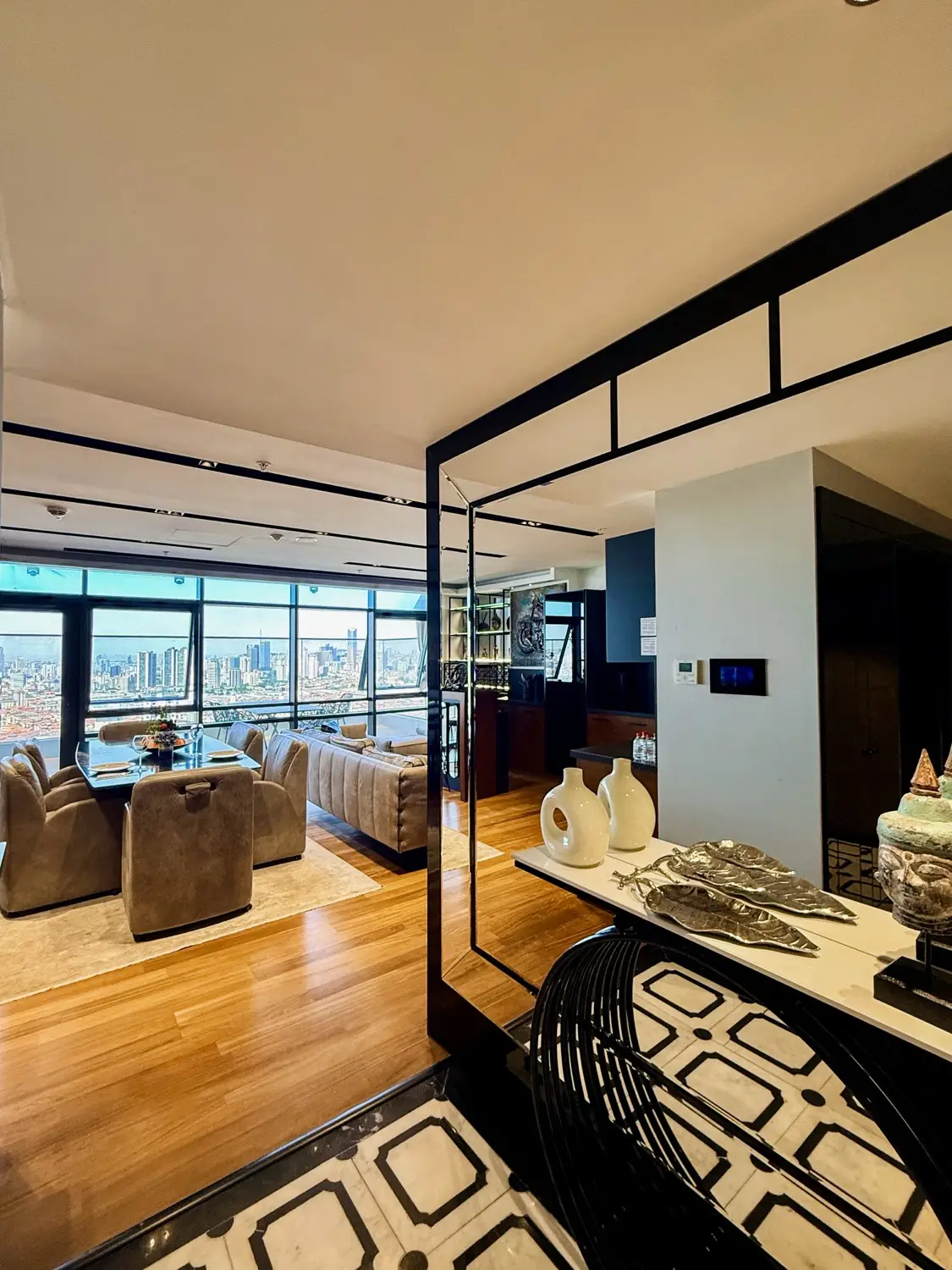 CITYLOFT 175 Presidential Suite: Bar dolabı ve salona açılan giriş