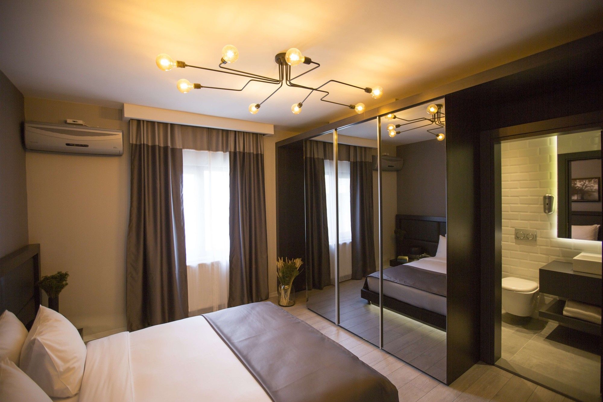 CITYLOFT 36 Two Bedroom Suite: Çift kişilik yatak ve aynalı gardırop