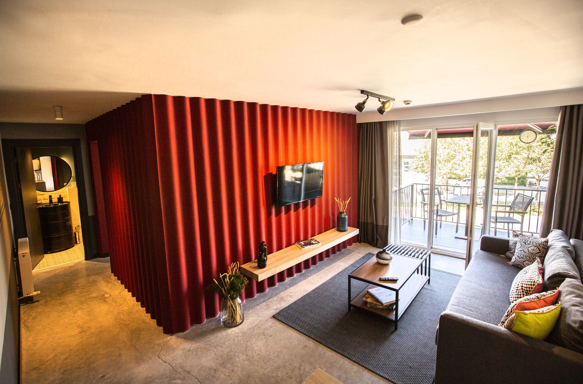 CITYLOFT 64 Studio: Balkona açılan salon ve kırmızı panel duvar