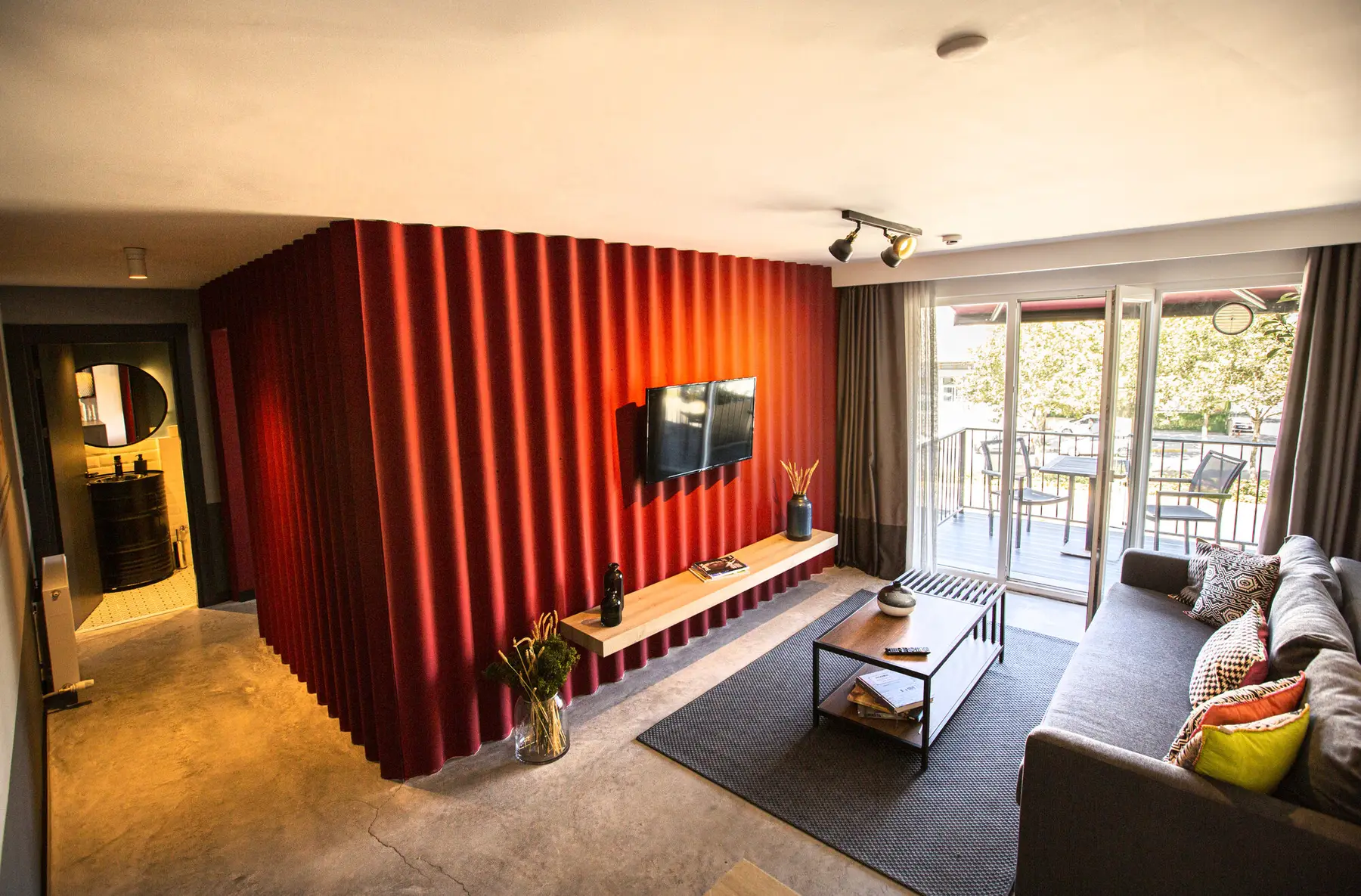 CITYLOFT 64 Studio: Balkona açılan salon ve kırmızı panel duvar