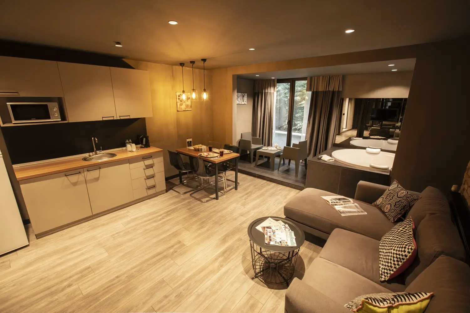 CITYLOFT 161 Jacuzzi Suite: Mutfak, oturma alanı ve pencere önünde jakuzi