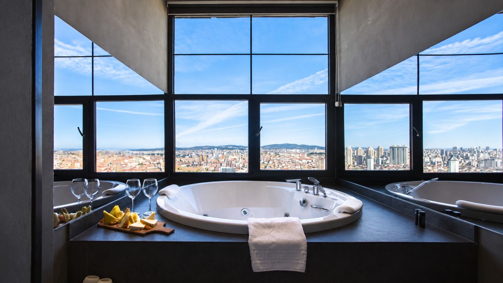 CITYLOFT 161 Loft Suite with Jacuzzi: Geniş pencereler önünde jakuzi ve şehir manzarası