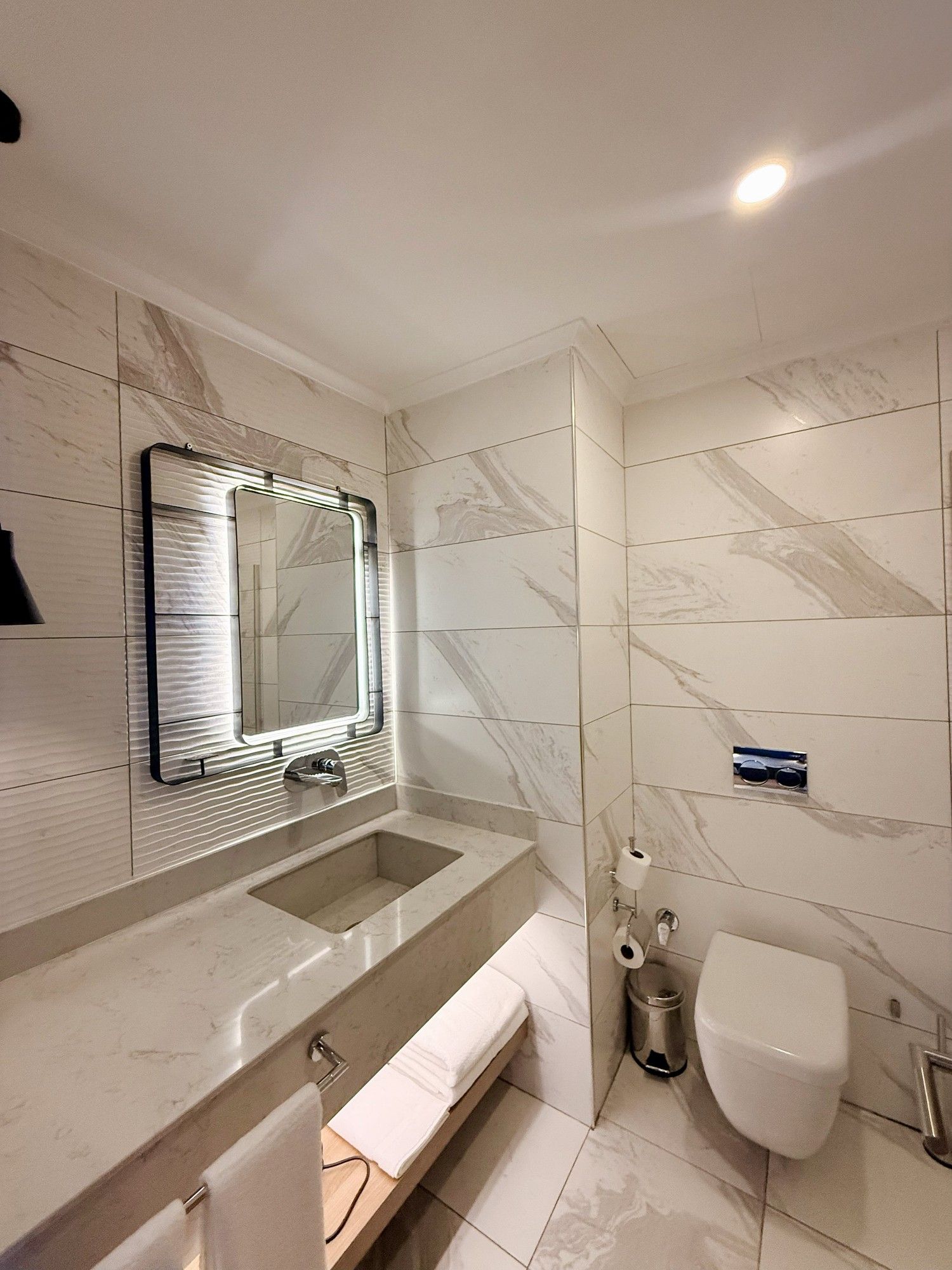 CITYLOFT 175 Deluxe Suite: Mermer kaplı banyo, aydınlatmalı ayna ve klozet