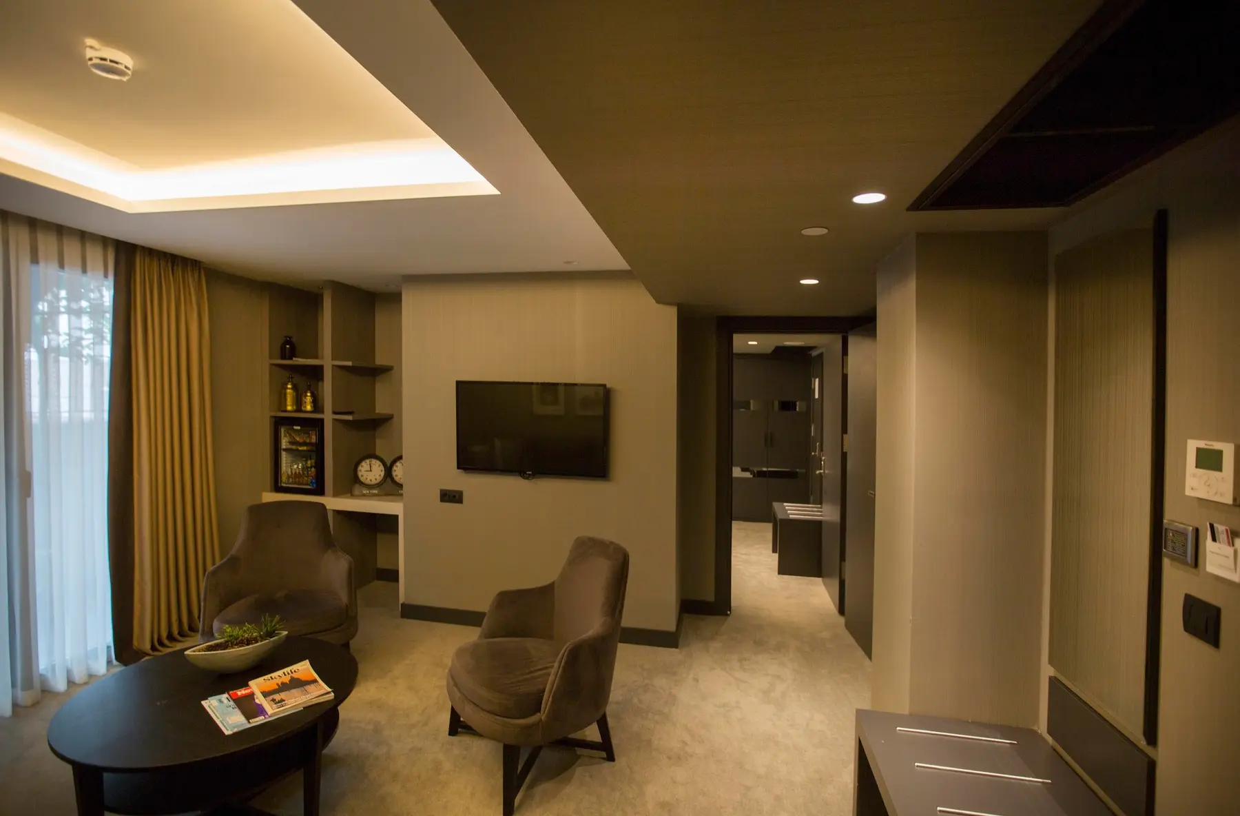 CITYLOFT 81 Family Suite: Oturma alanı, TV ve banyo girişi