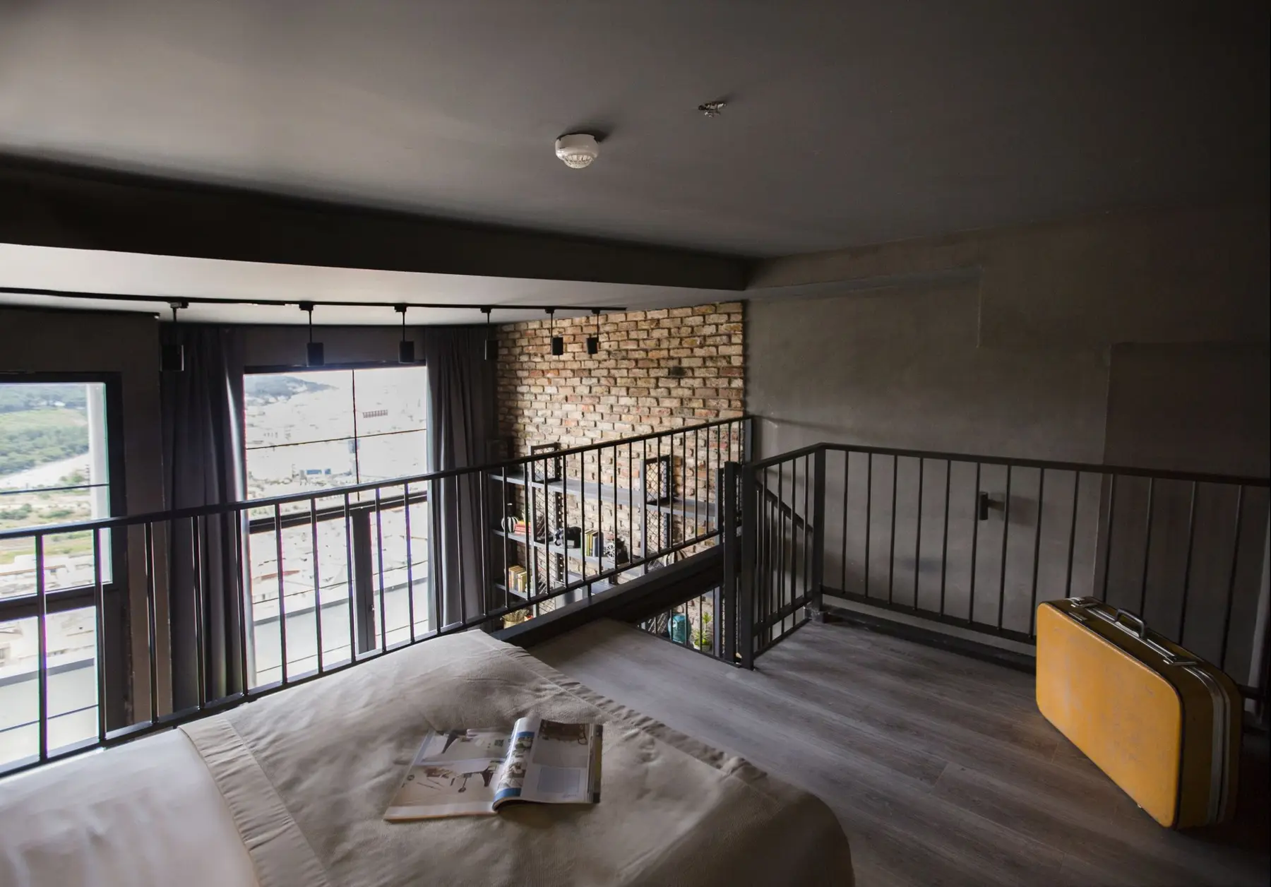 CITYLOFT 161 Loft Suite: Üst kattan geniş pencerelere bakış