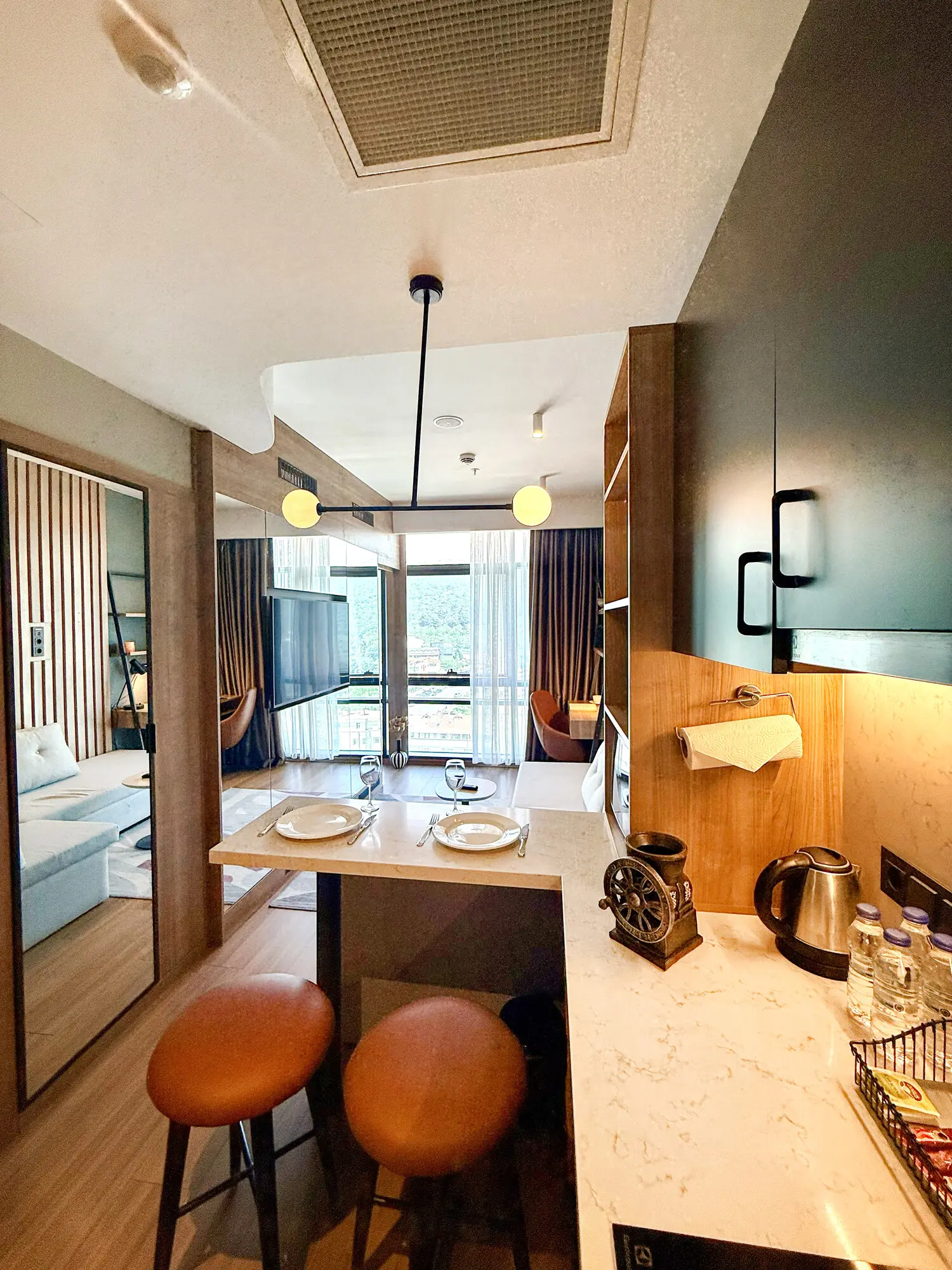 CITYLOFT 175 One Bedroom City: Mutfak bar tezgâhı ve tabureler