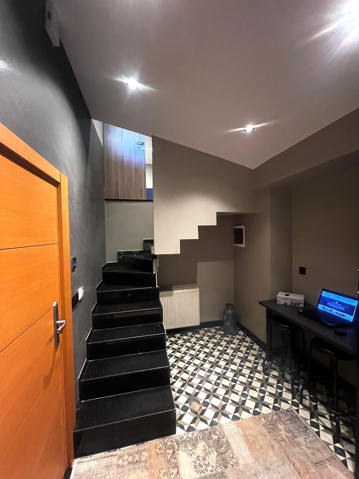 CITYLOFT 36 Dublex Suite: Giriş, üst kata çıkan merdiven ve çalışma masası