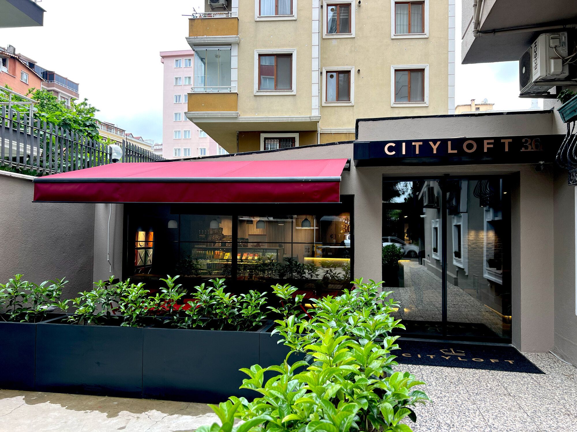 CITYLOFT 36 binasının girişi ve tentesi, Ataşehir