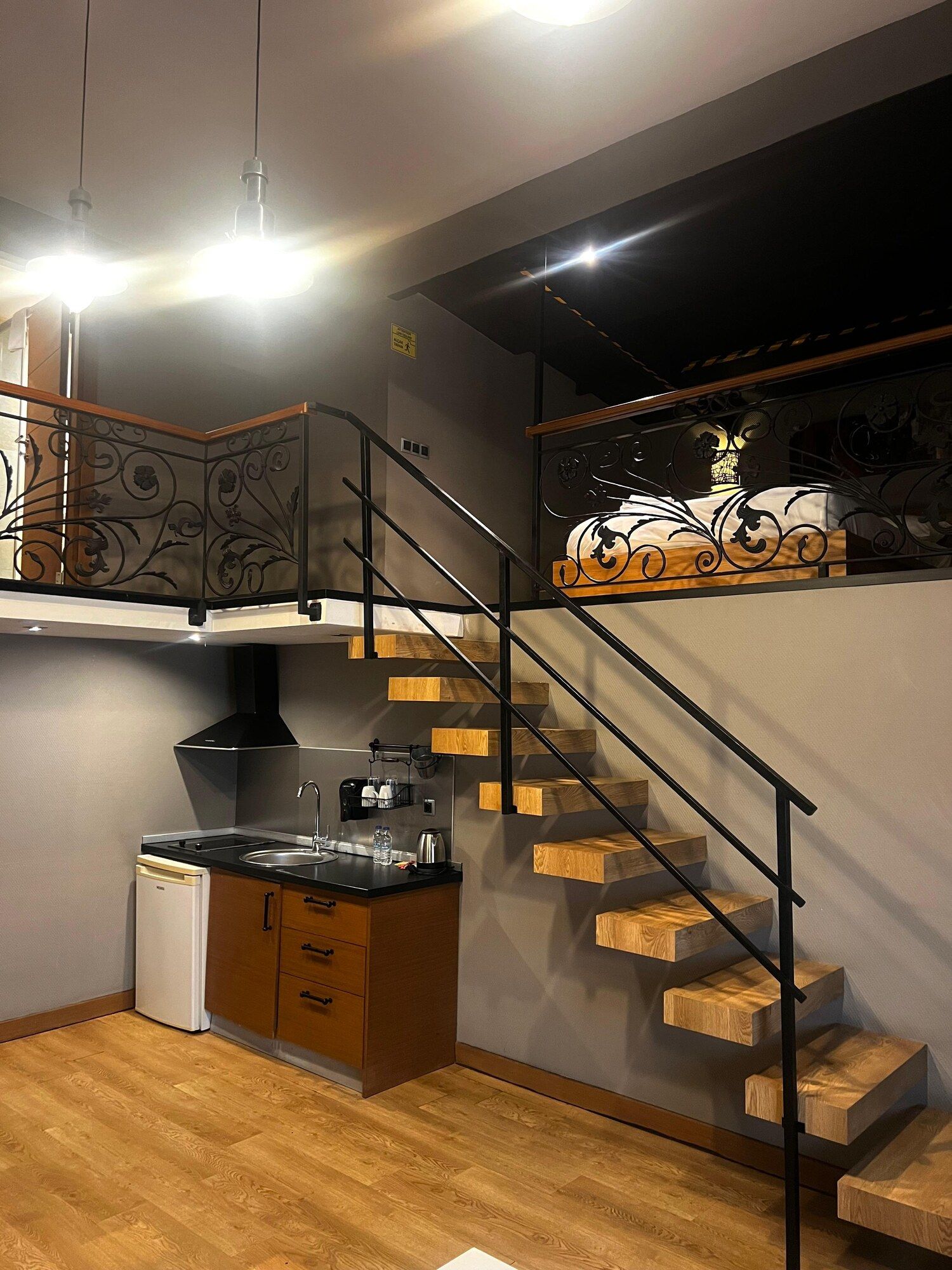 CITYLOFT 36 Loft Suite: Üst kattaki yatak odasına çıkan merdiven ve mutfak