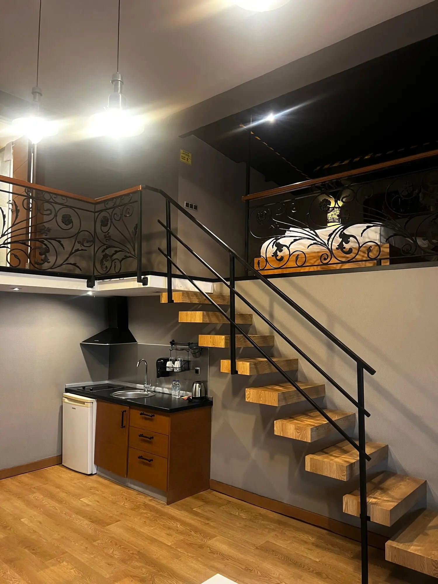 CITYLOFT 36 Loft Suite: Üst kattaki yatak odasına çıkan merdiven ve mutfak