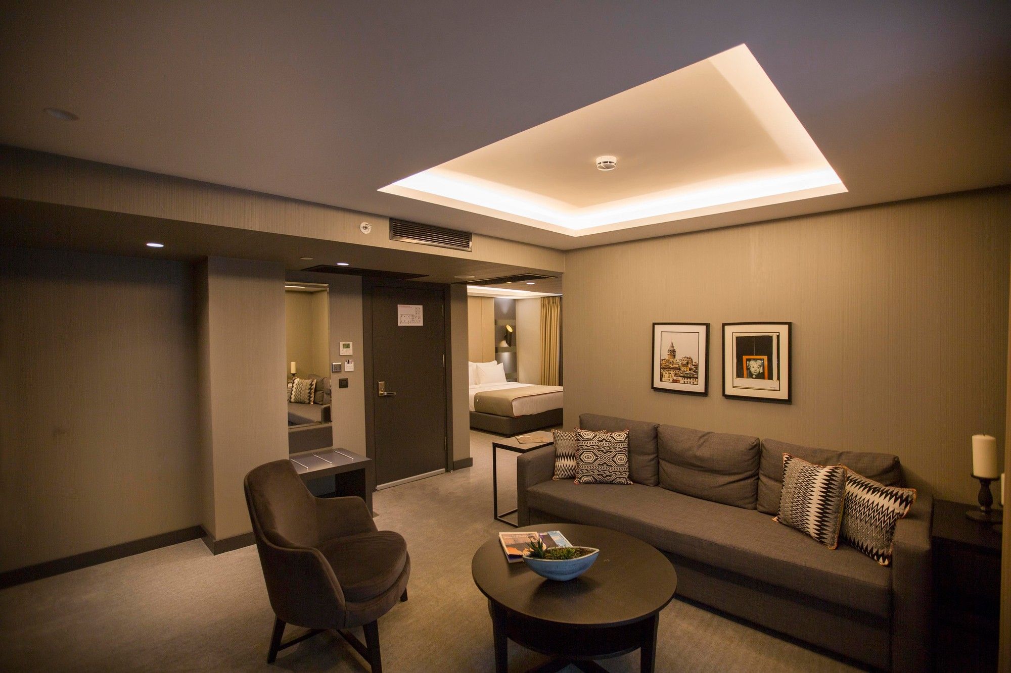 CITYLOFT 81 Family Suite: Salon, kanepe, koltuklar ve yatak odası girişi