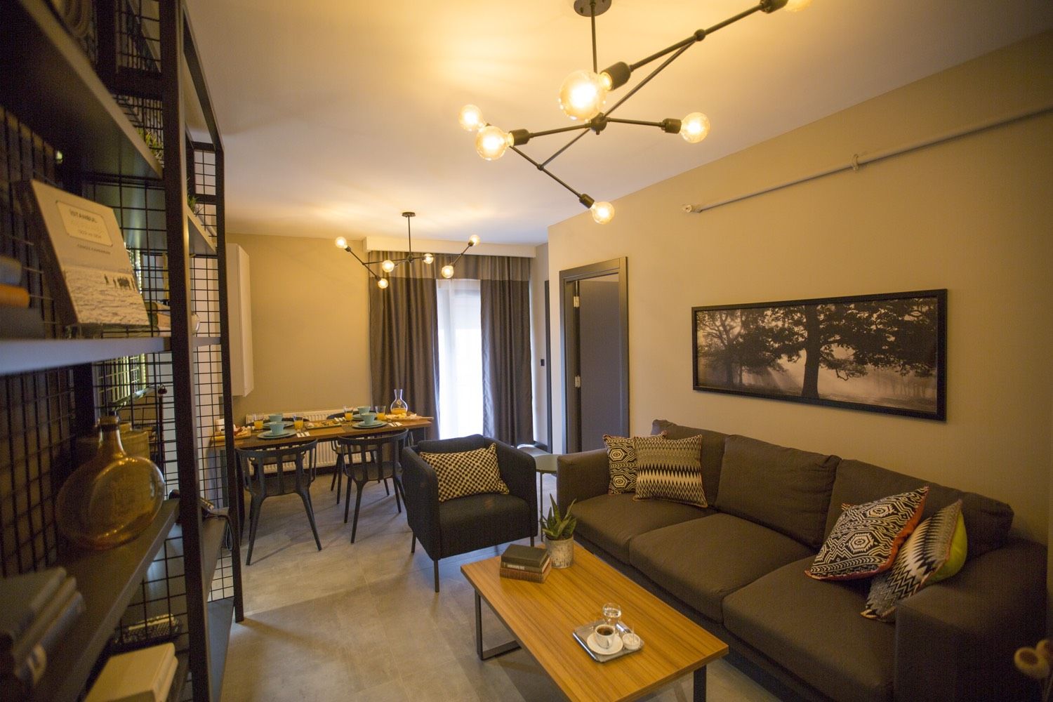CITYLOFT 36 One Bedroom Suite: Salon, kanepe ve yemek masası