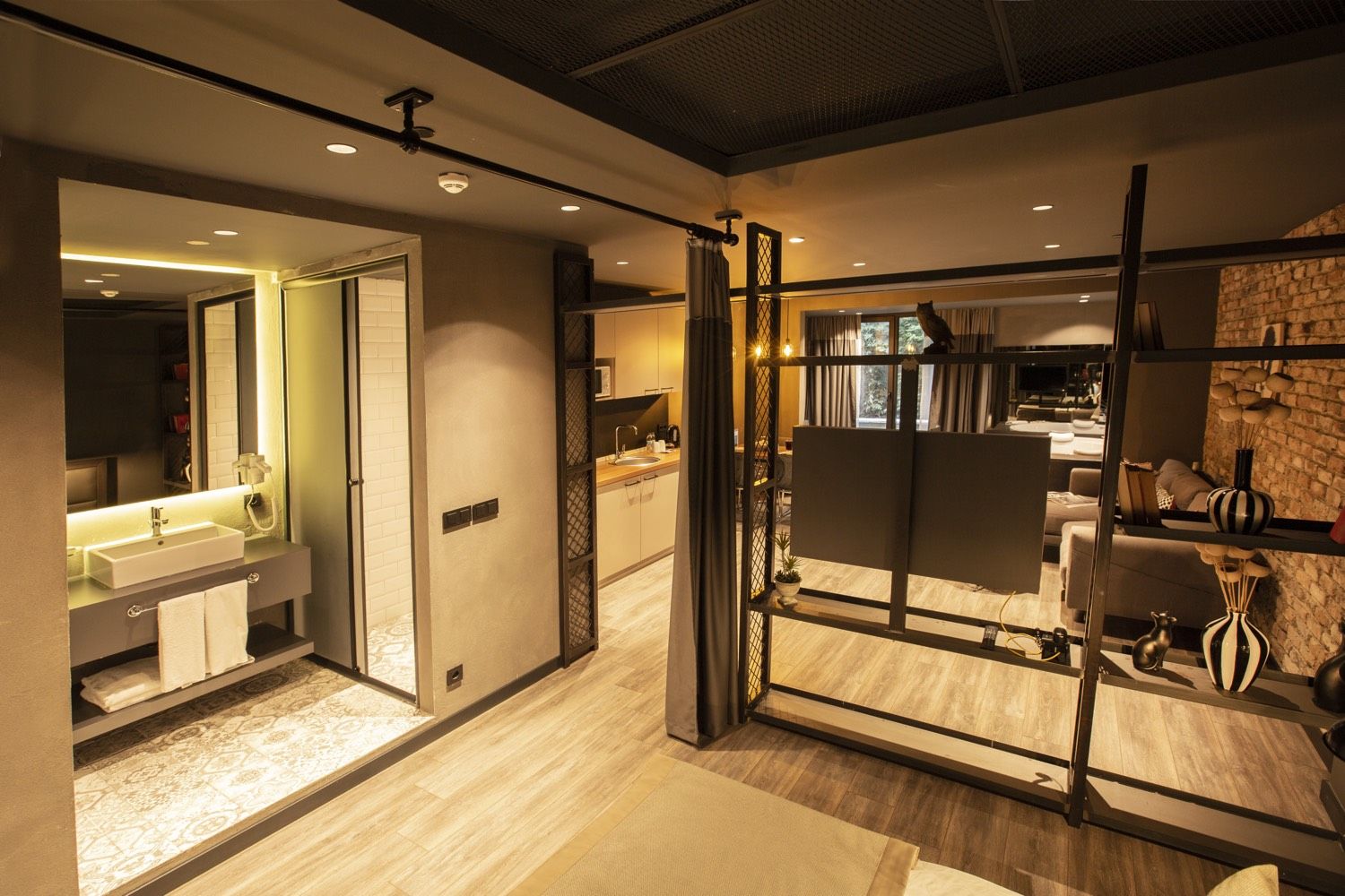 CITYLOFT 161 Jacuzzi Suite: Bad mit Glaswand und Sitzbereich