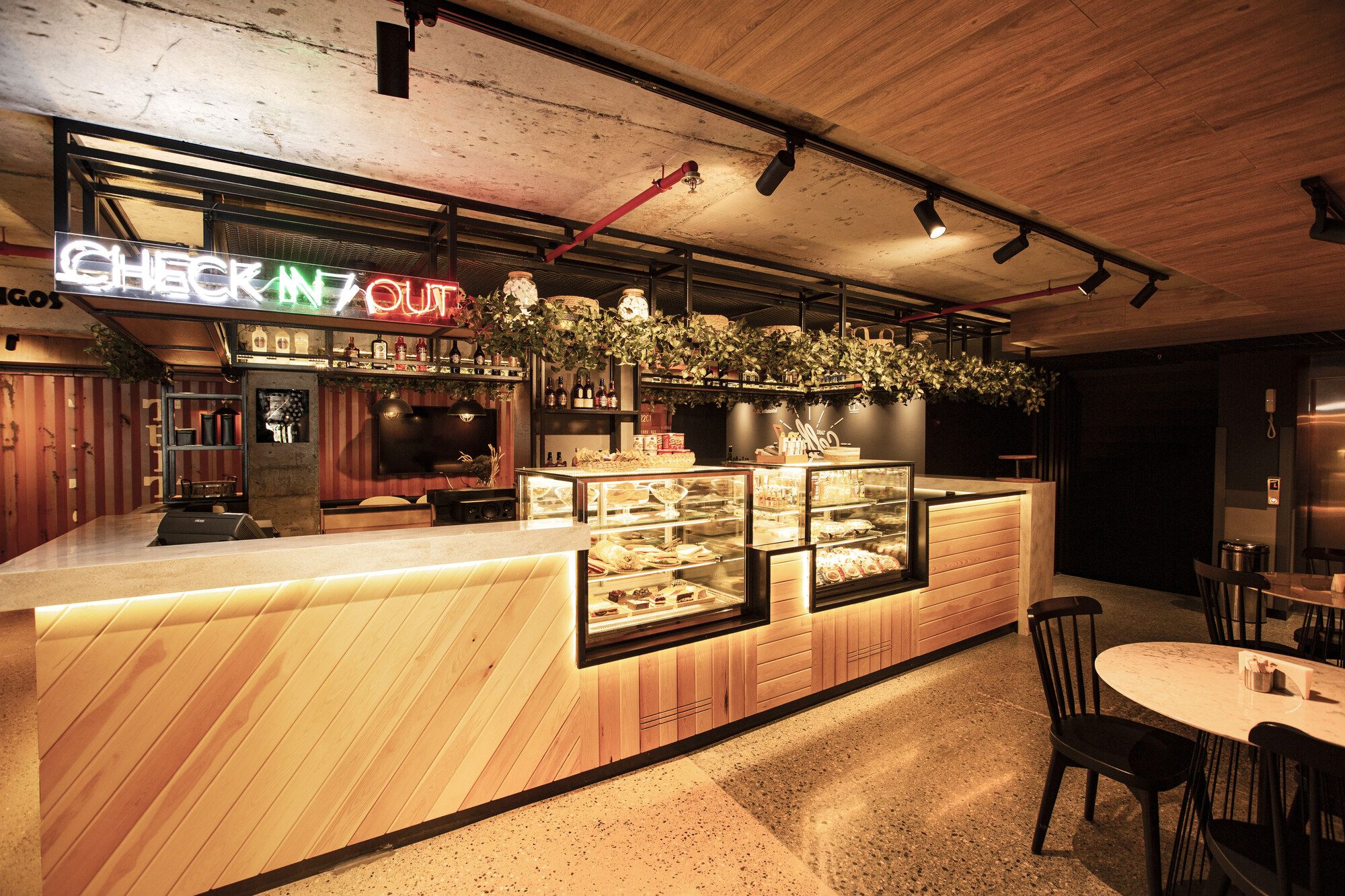 CITYLOFT 64: Zemin kattaki kafe tezgâhı ve vitrin