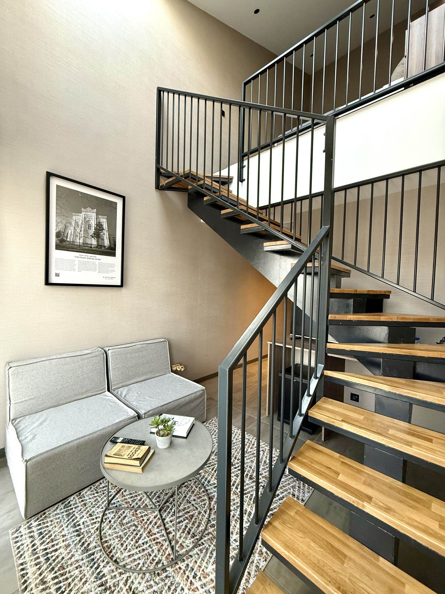 CITYLOFT 147 Loft Suite: Зона отдыха на нижнем уровне и лестница из стали и дерева