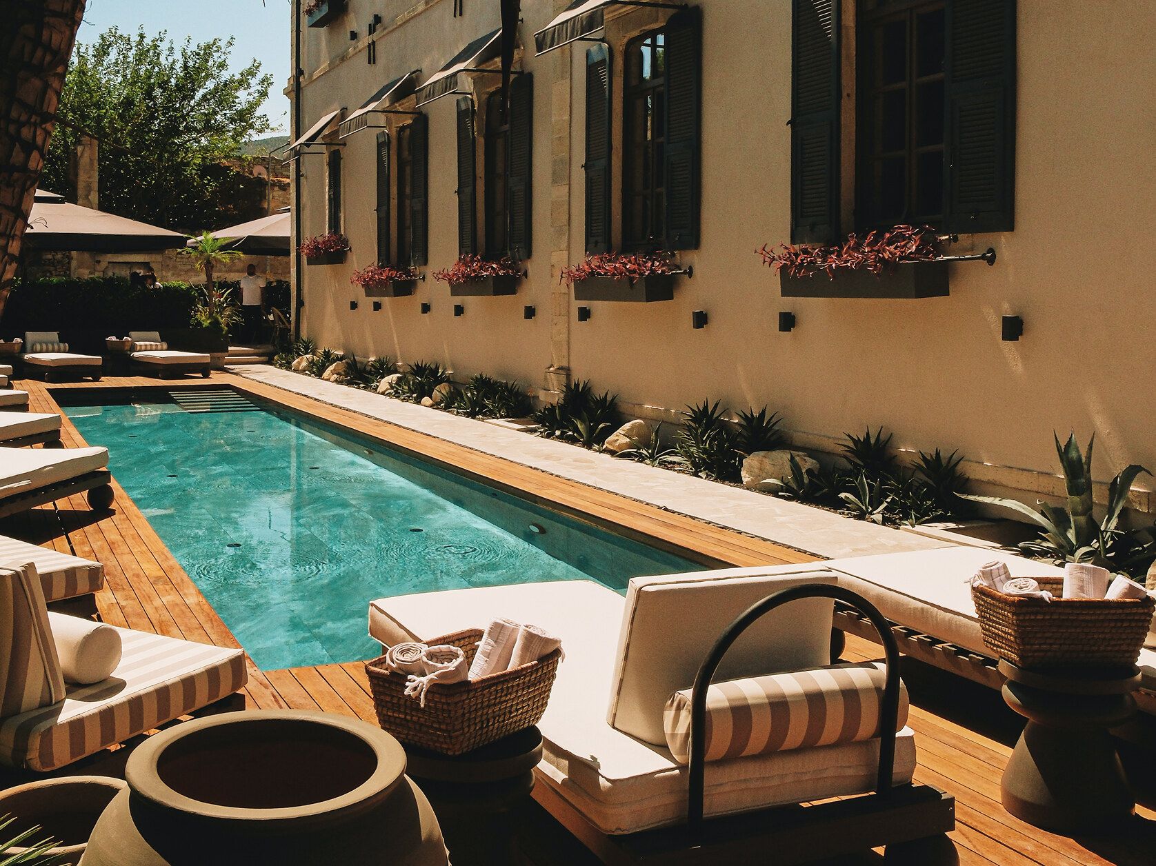 Pool und Steingebäude von L'ecole by CITYLOFT, Yeni Foça