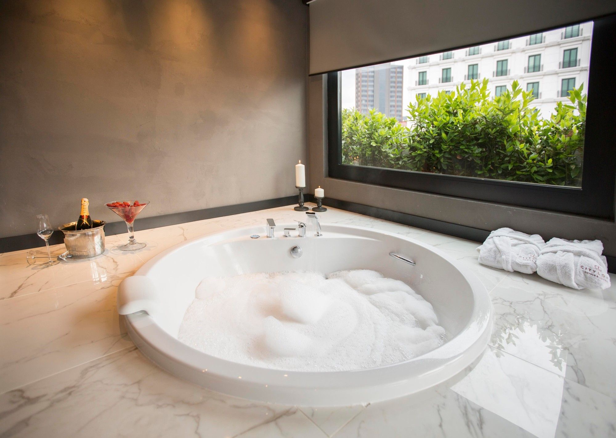 CITYLOFT 81 Jacuzzi Suite: Bahçe manzaralı pencere önünde jakuzi