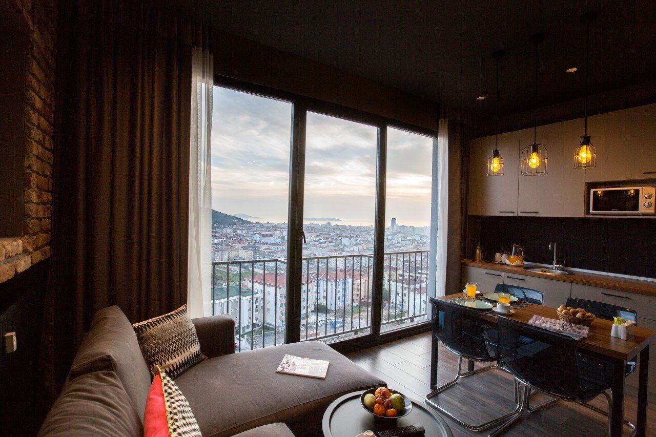 CITYLOFT 161 One Bedroom Standart: Deniz manzaralı pencere önünde salon, mutfak ve yemek masası