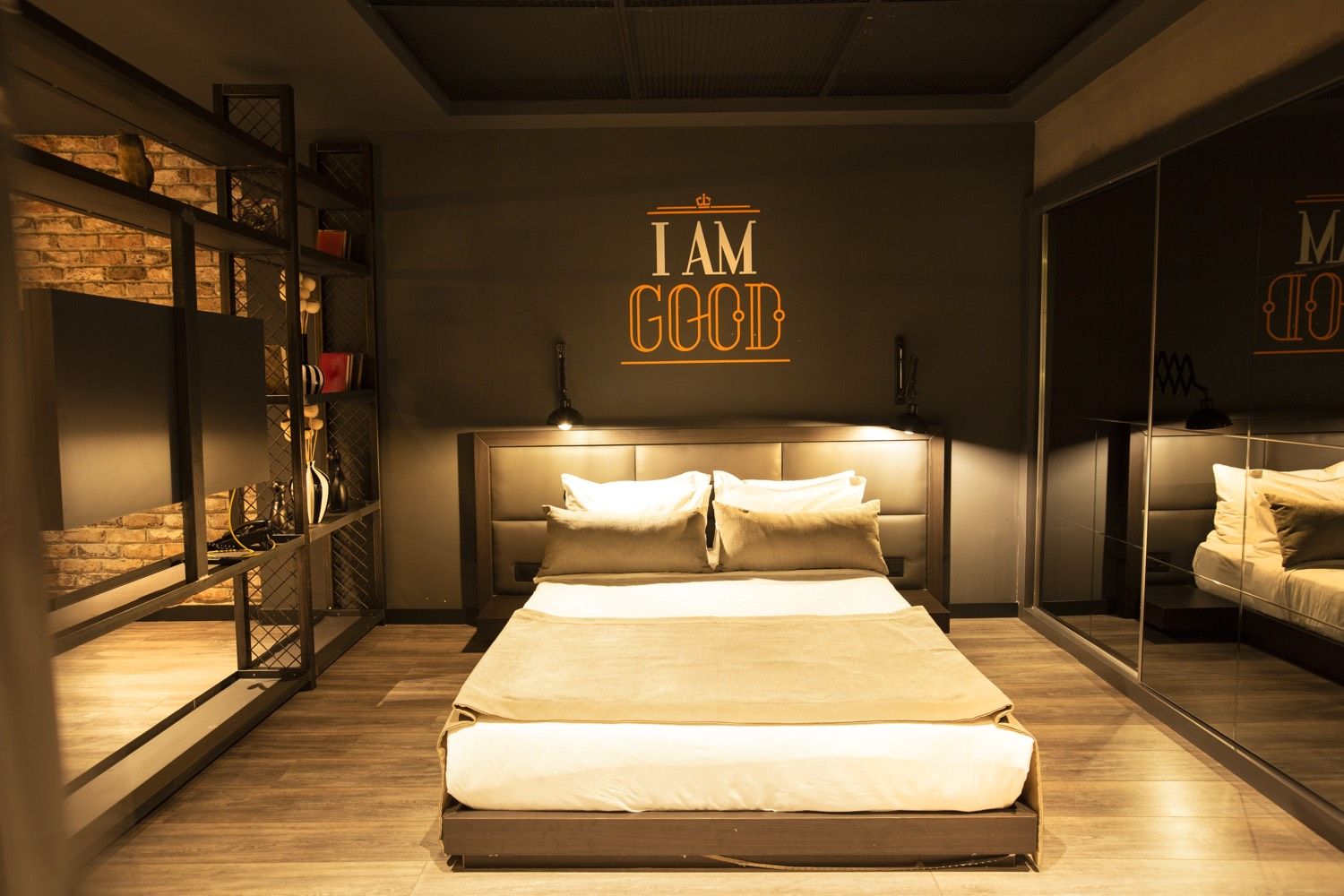 CITYLOFT 161 Jacuzzi Suite: Doppelbett und Spiegelschrank