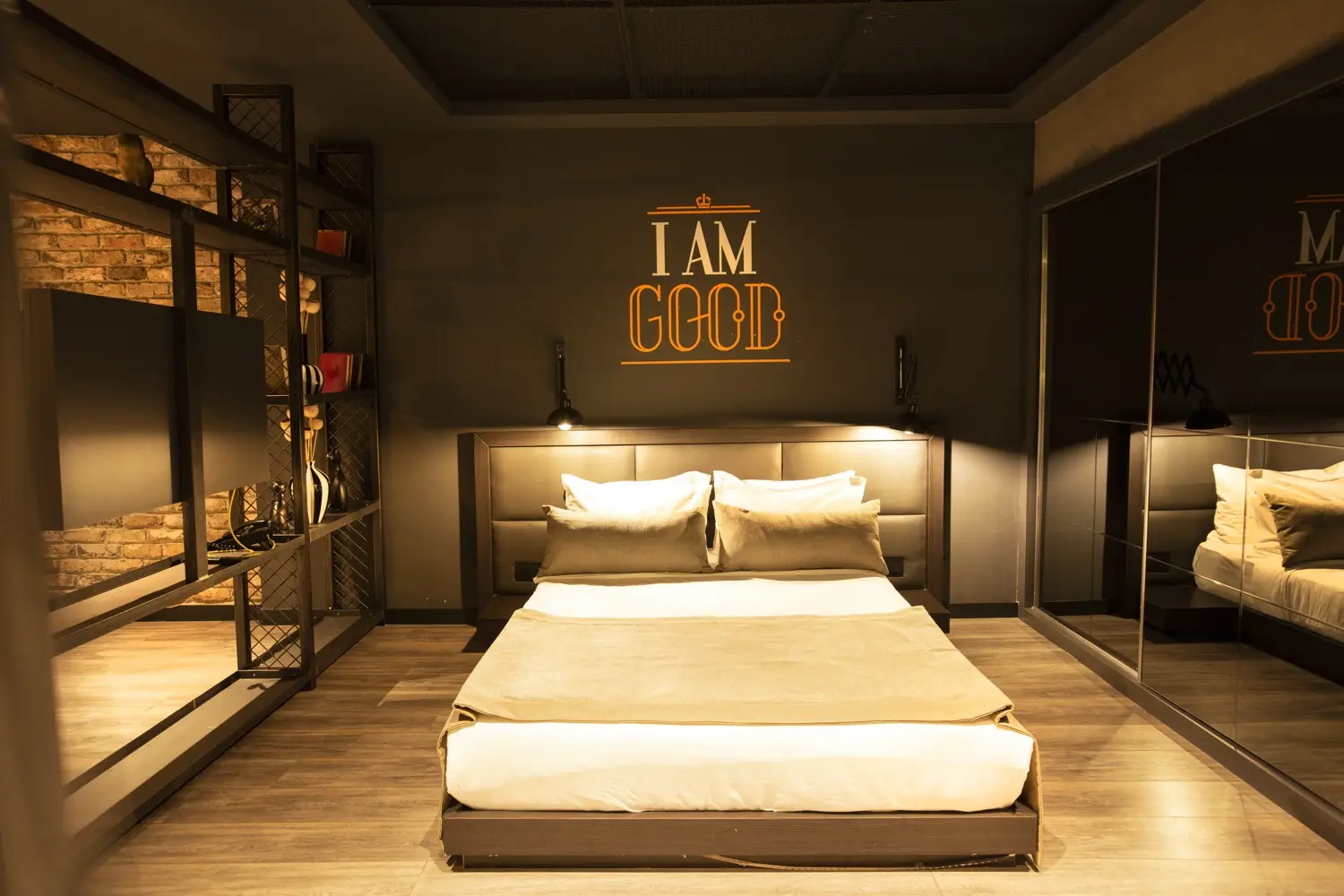 CITYLOFT 161 Jacuzzi Suite: Çift kişilik yatak ve aynalı gardırop