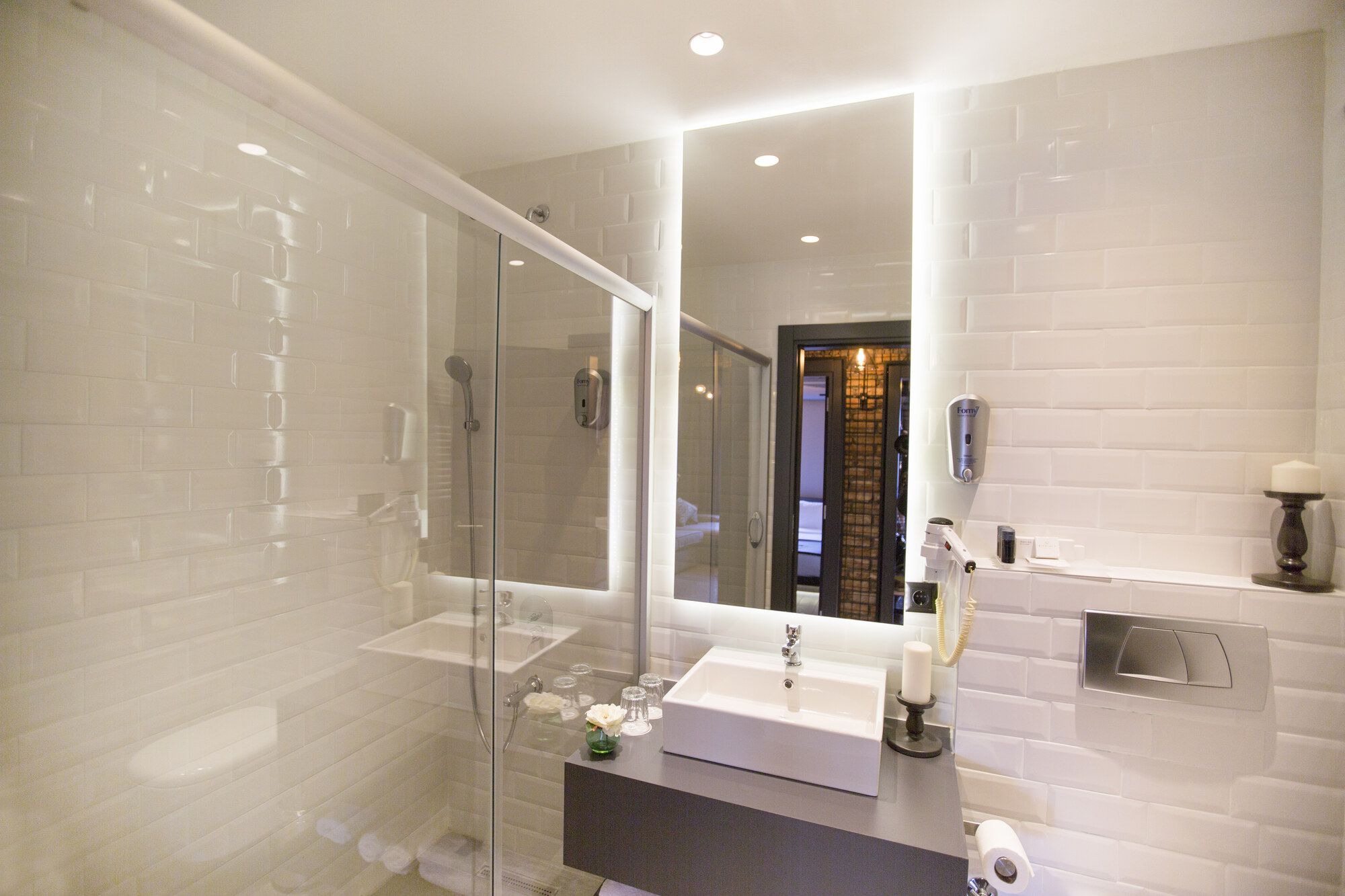 CITYLOFT 36 Two Bedroom Suite: Aydınlatmalı aynalı beyaz banyo ve cam duş