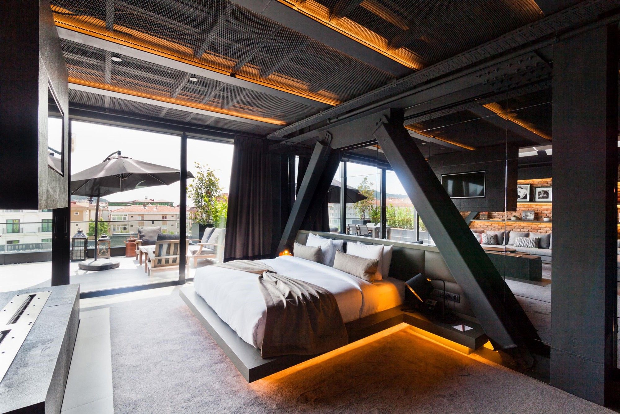 CITYLOFT 81 Presidential Suite: Teras kapısı önünde ışıklı platformda yatak