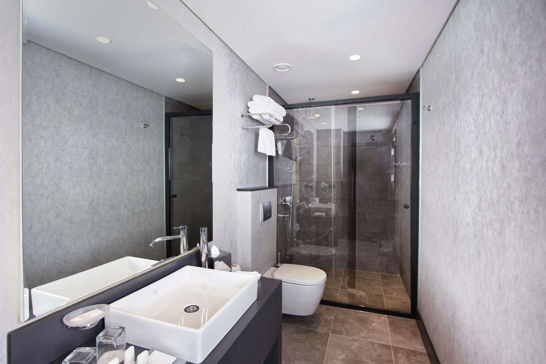 CITYLOFT 81 Corner Suite: Lavabo, cam duş kabini ve klozet