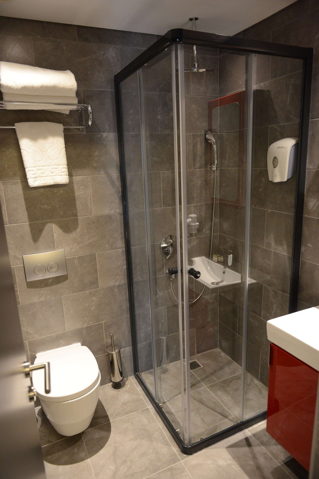 CITYLOFT 24 Studio Suite: Cam duş kabini ve asma klozet
