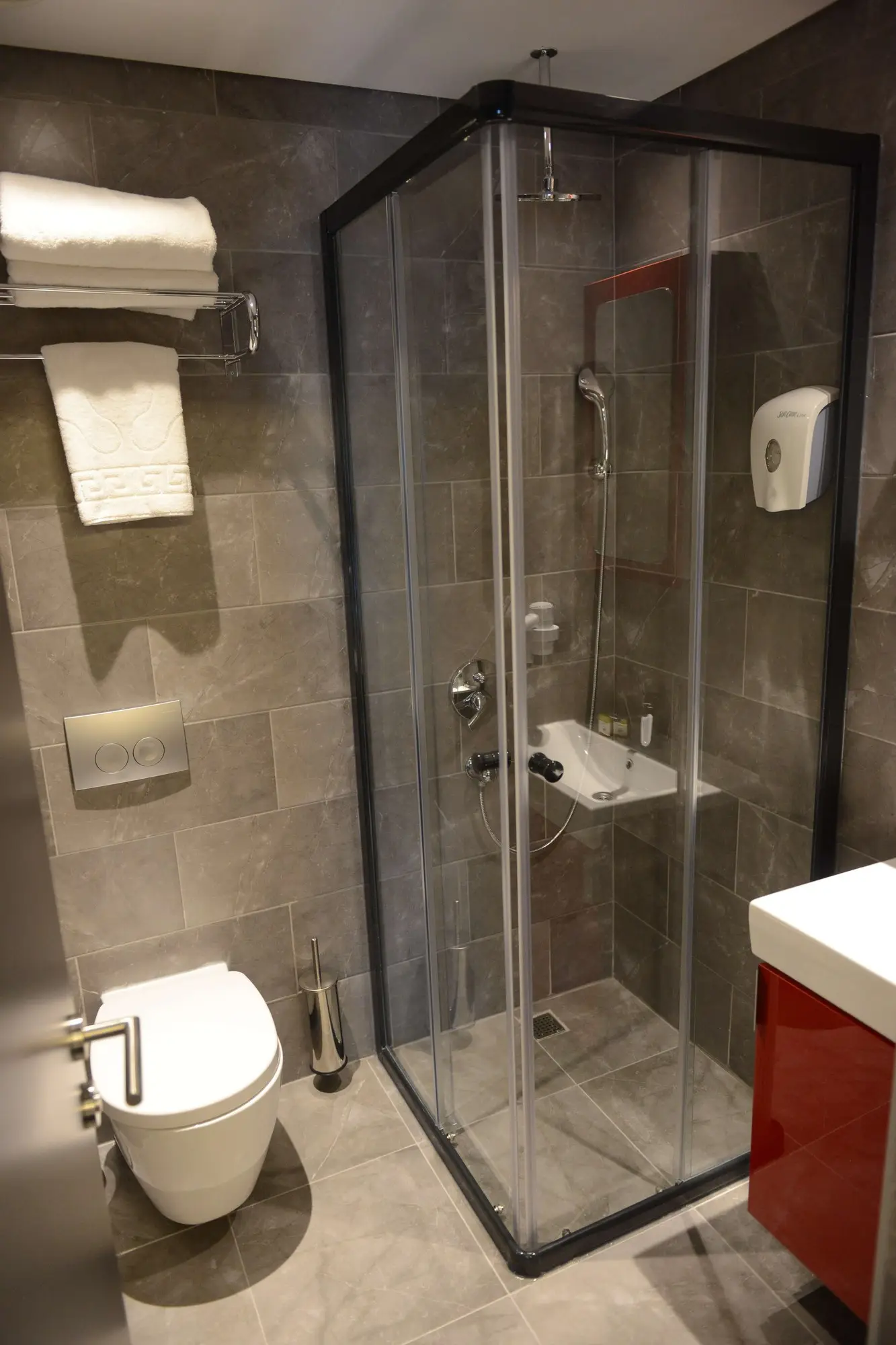 CITYLOFT 24 Studio Suite: Cam duş kabini ve asma klozet