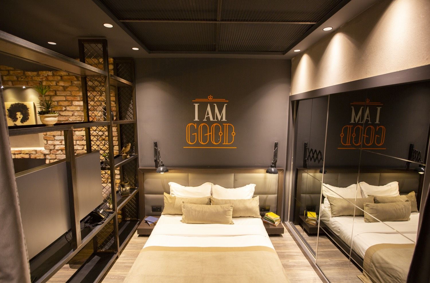 CITYLOFT 161 Junior Jacuzzi Suite: Çift kişilik yatak ve aynalı duvar