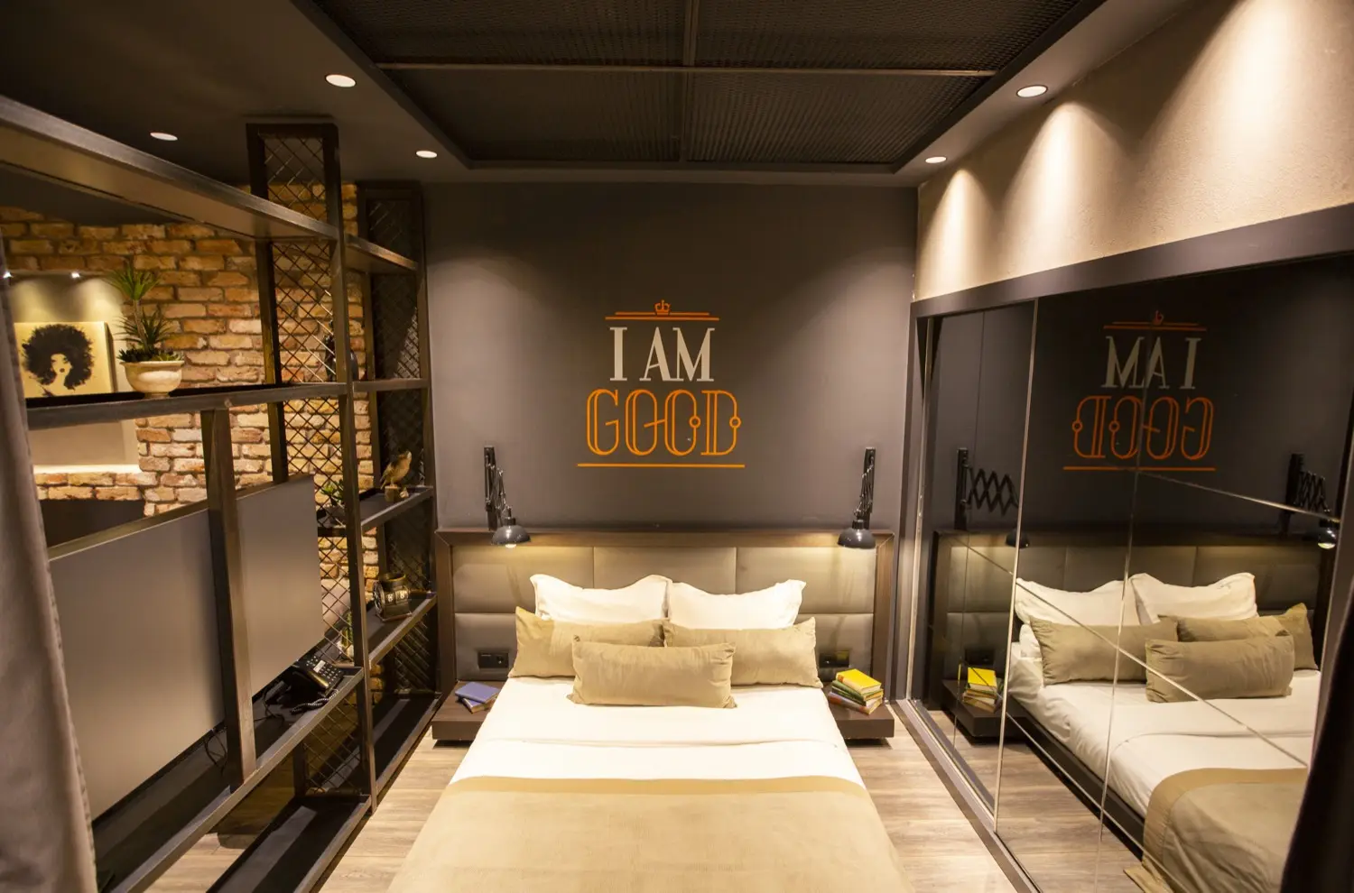 CITYLOFT 161 Junior Jacuzzi Suite: Çift kişilik yatak ve aynalı duvar