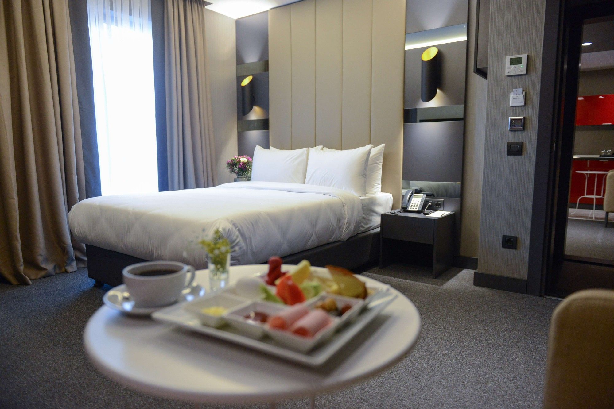 CITYLOFT 24 Studio Suite: Yatak ve kahvaltı tabağı servis edilmiş sehpa