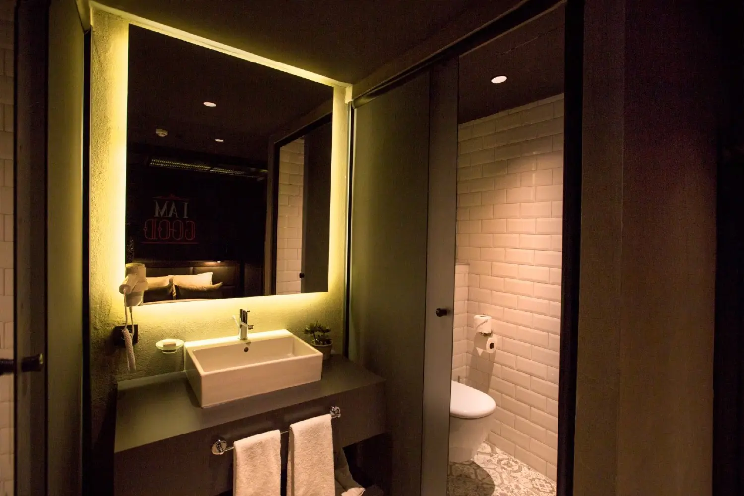 CITYLOFT 161 Corner Suite: Aydınlatmalı aynalı lavabo ve banyo
