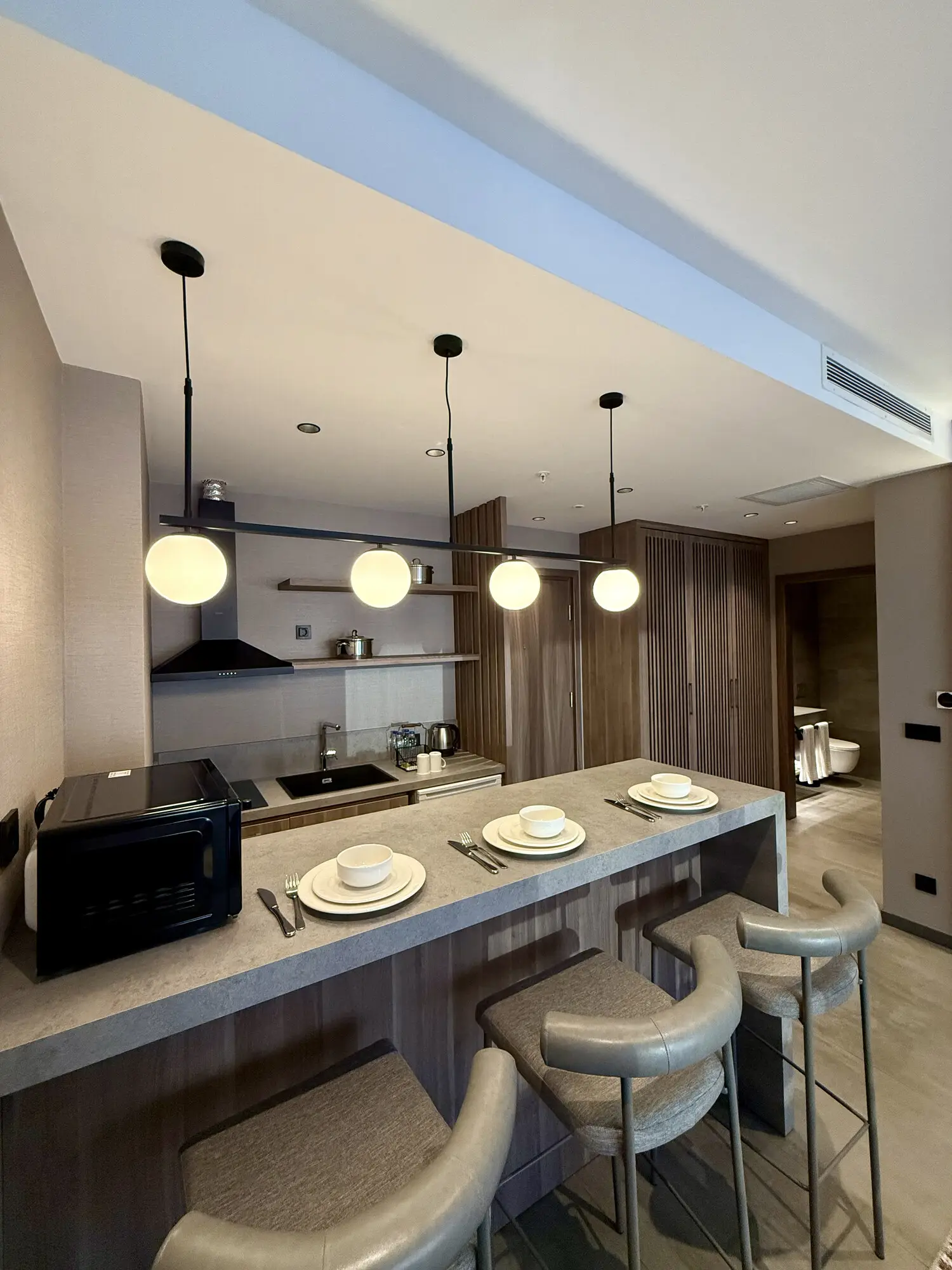 CITYLOFT 147 One Bedroom Suite: Sarkıt aydınlatmalı bar tezgâhı ve mutfak
