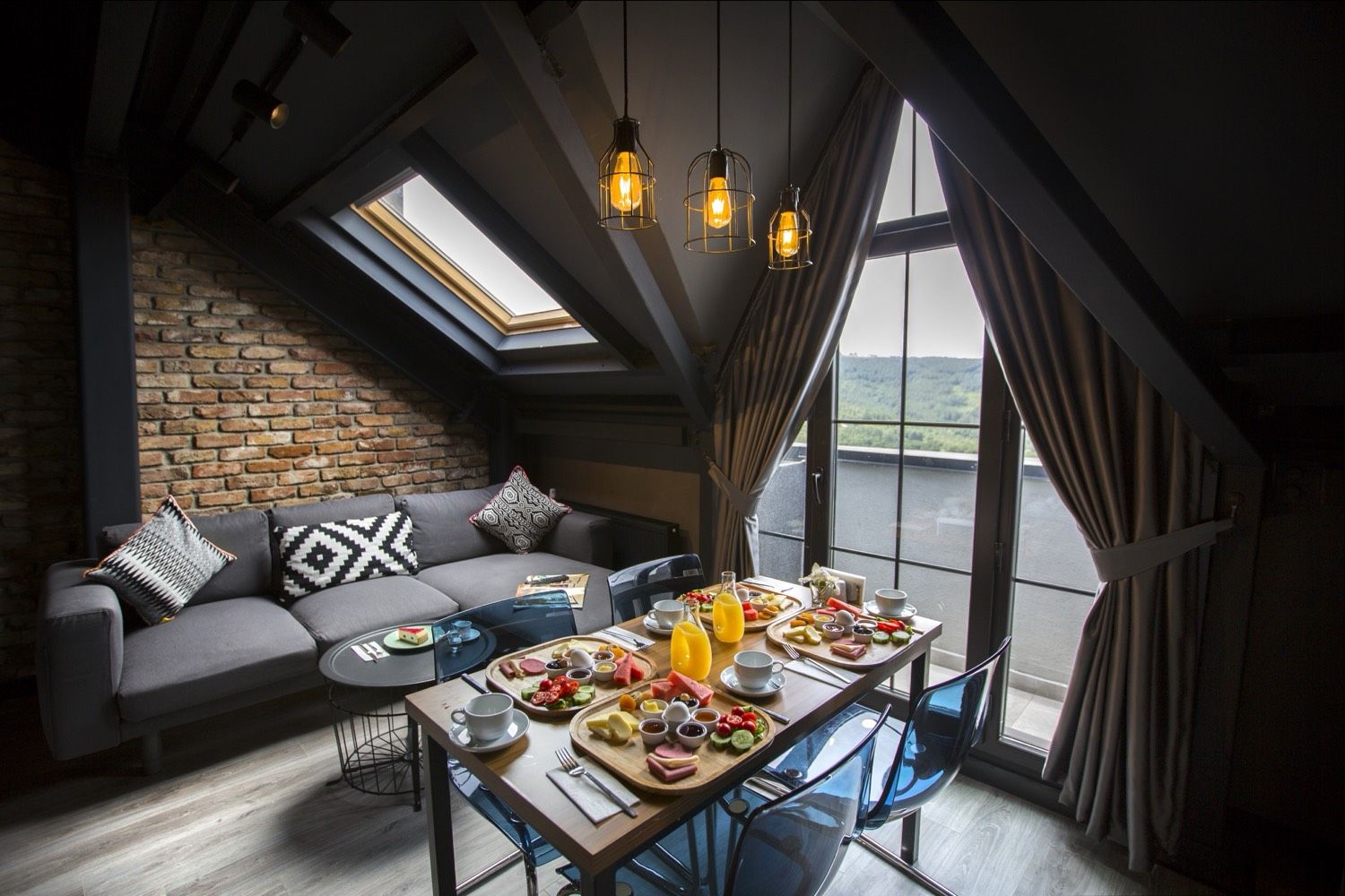 CITYLOFT 161 Penthouse: Çatı pencereli salon, köşe kanepe ve kahvaltı masası