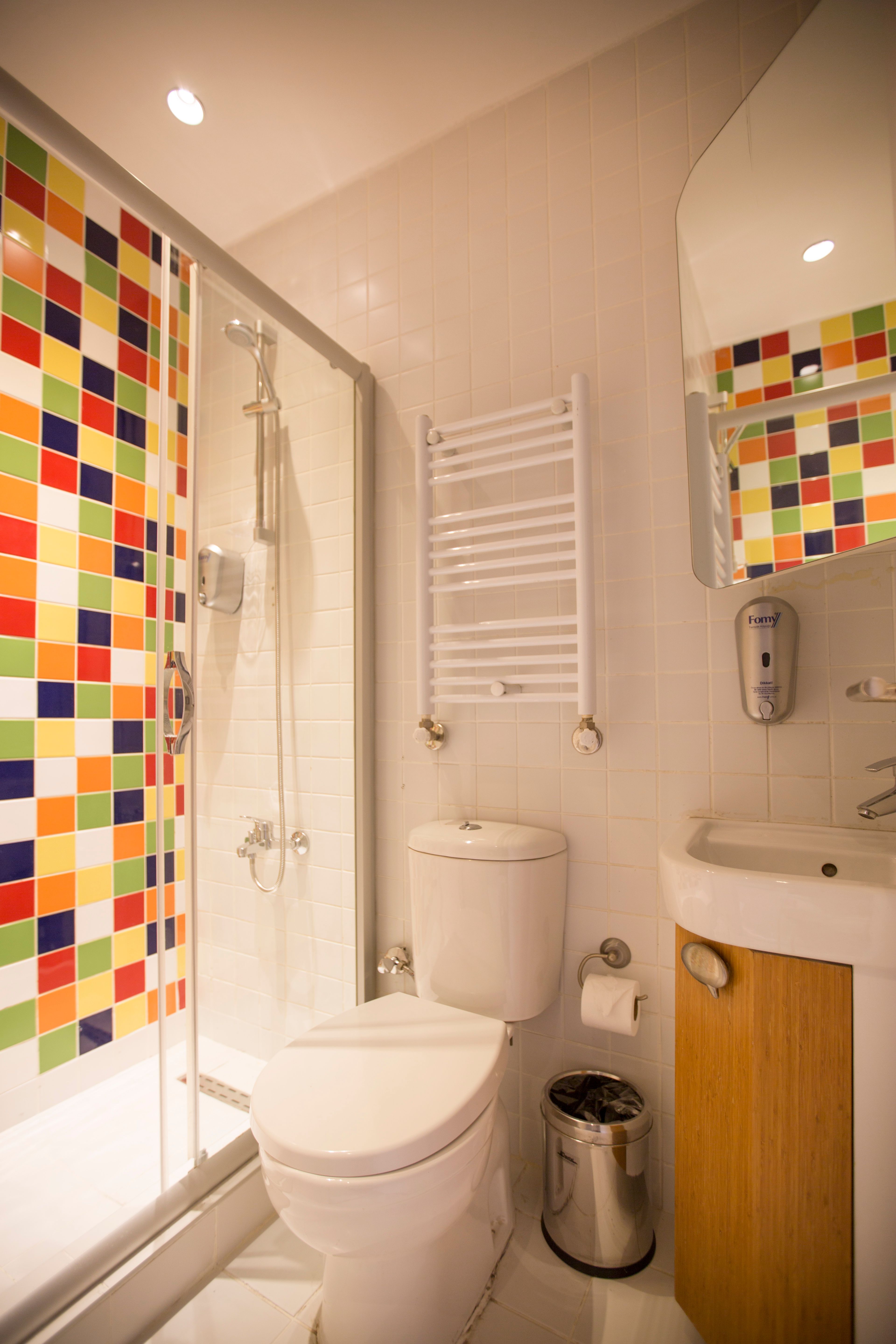 CITYLOFT 36 Studio Suite with Terrace: Renkli seramik detaylı banyo ve duş