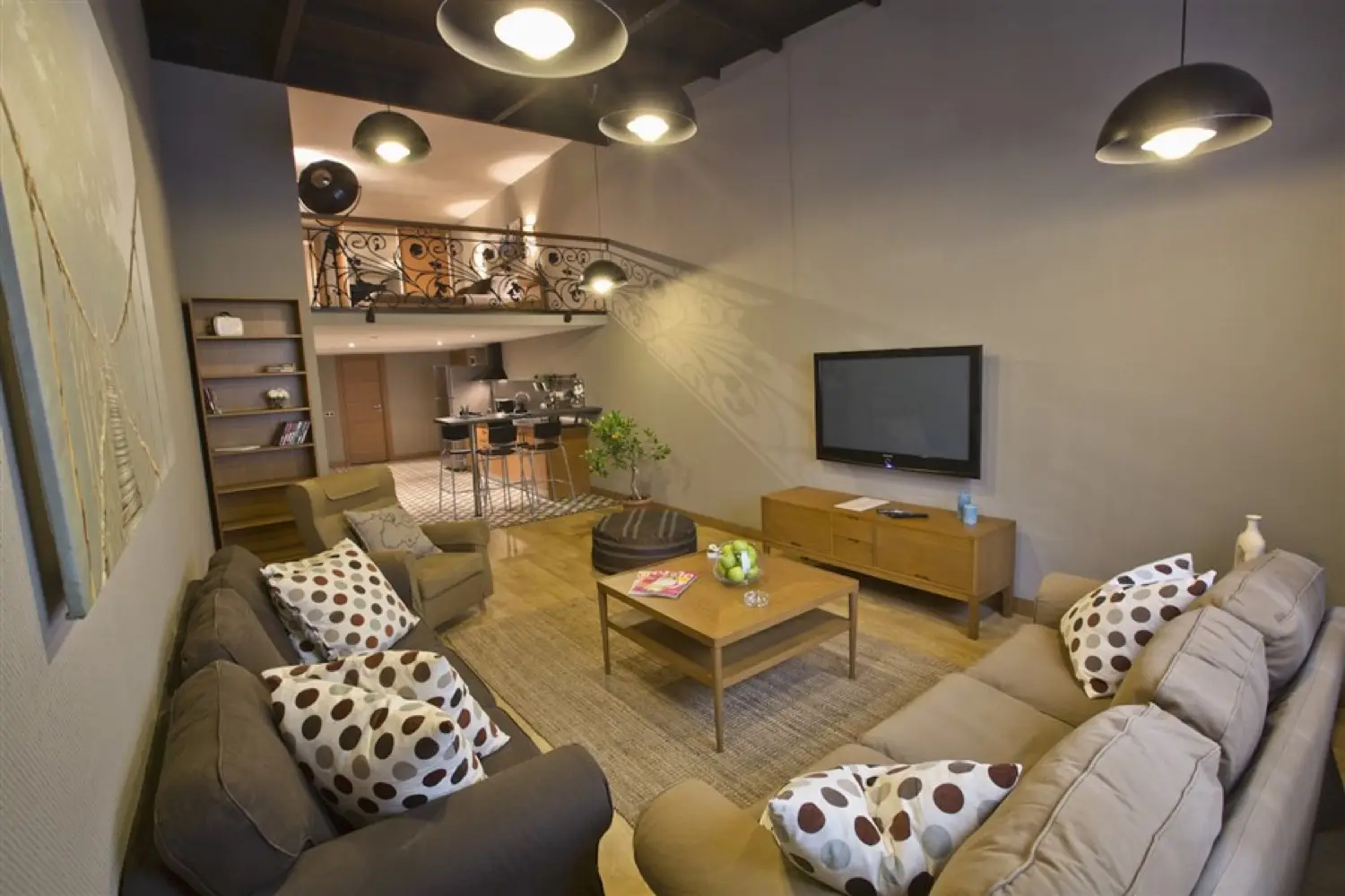 CITYLOFT 36 Loft Suite: Salon, TV ve üst kattaki yatak odası