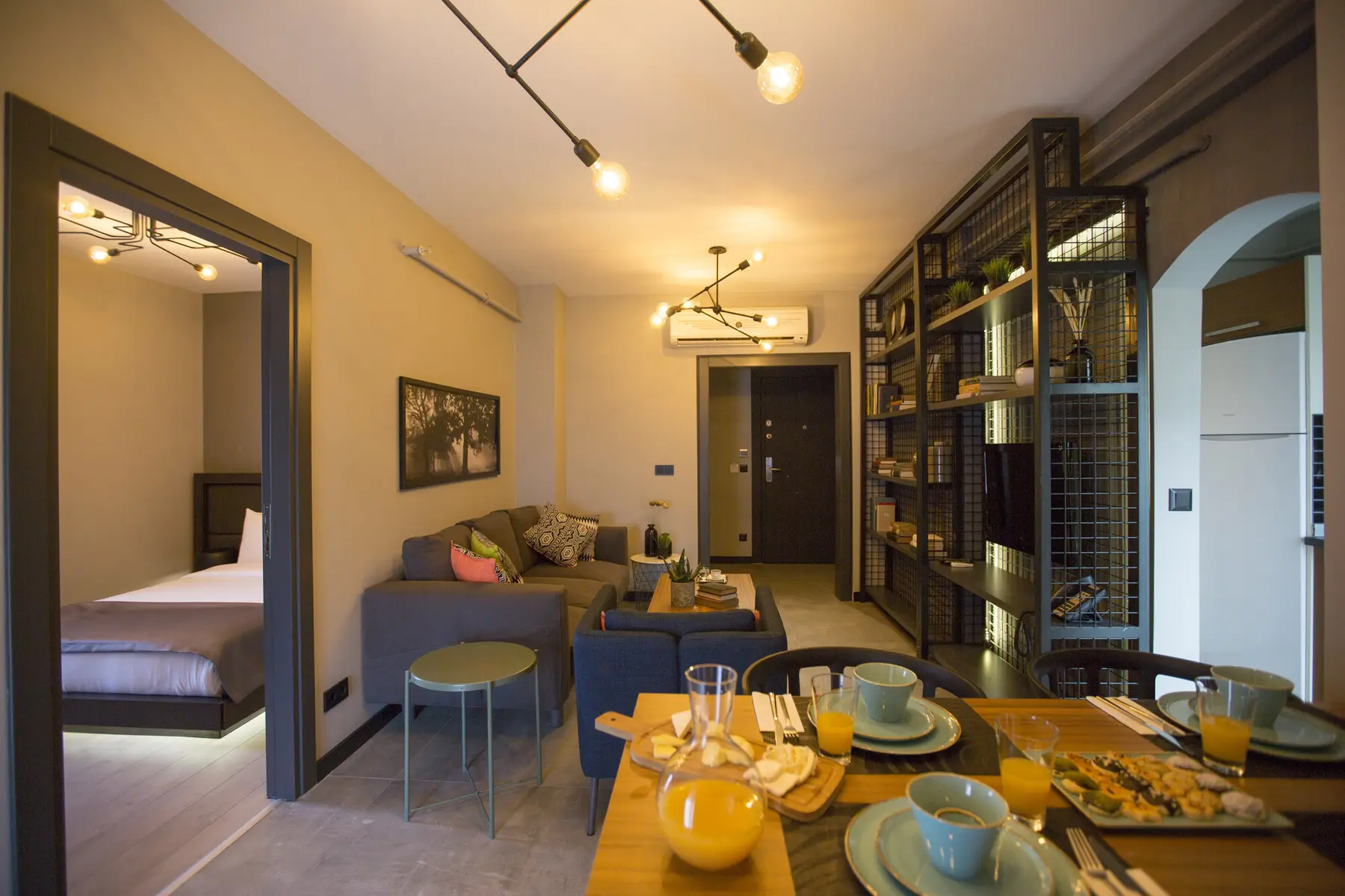 CITYLOFT 36 One Bedroom Suite: Kahvaltı masası, salon ve yatak odası girişi