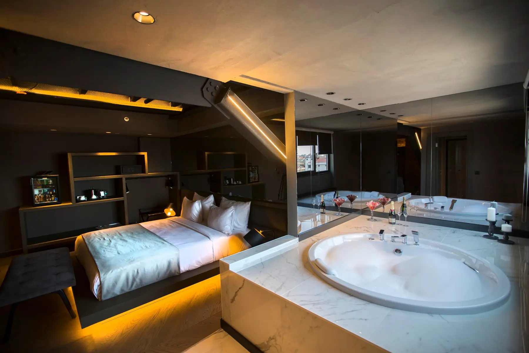 CITYLOFT 81 Junior Jacuzzi Suite: Yatak ve mermer kaplı jakuzi