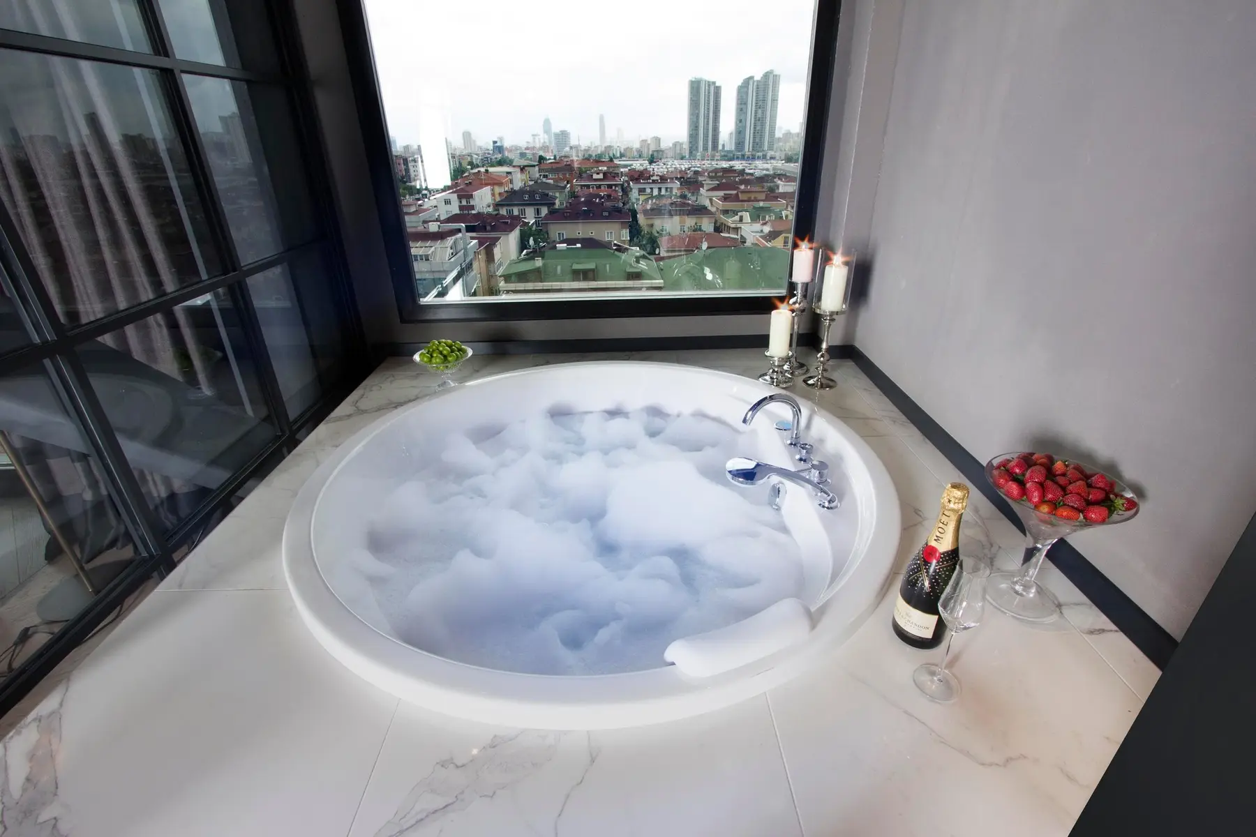 CITYLOFT 81 Jacuzzi Suite: Köpüklü jakuzi ve şehir manzarası