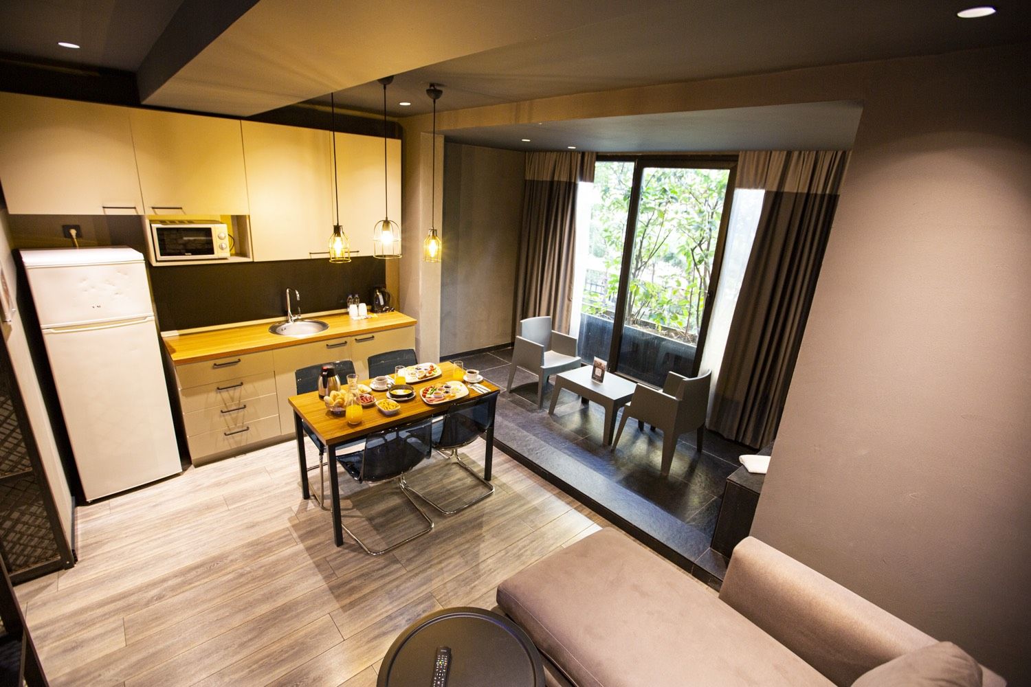 CITYLOFT 161 Junior Jacuzzi Suite: Mutfak, yemek masası ve geniş pencere