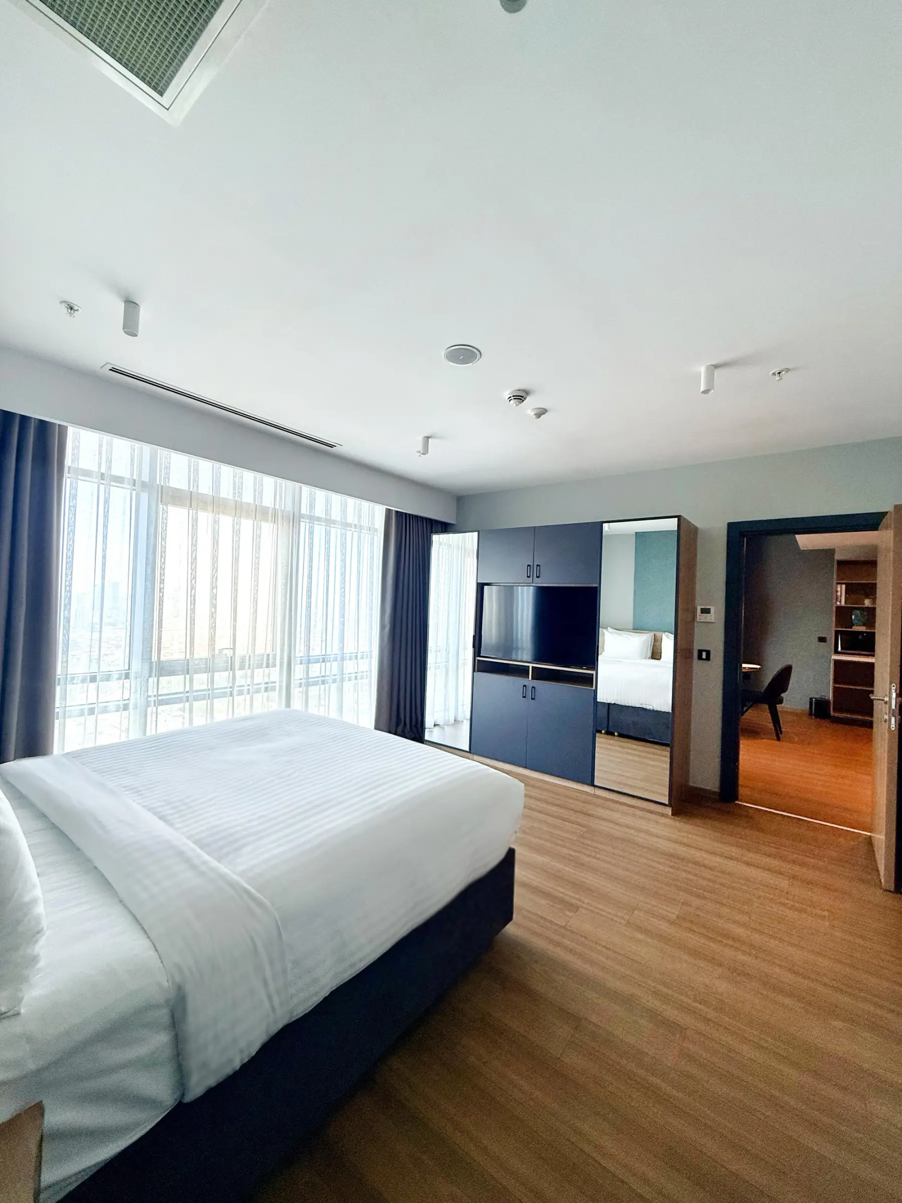 CITYLOFT 175 Jacuzzi Suite: Çift kişilik yatak ve yatak odası girişi